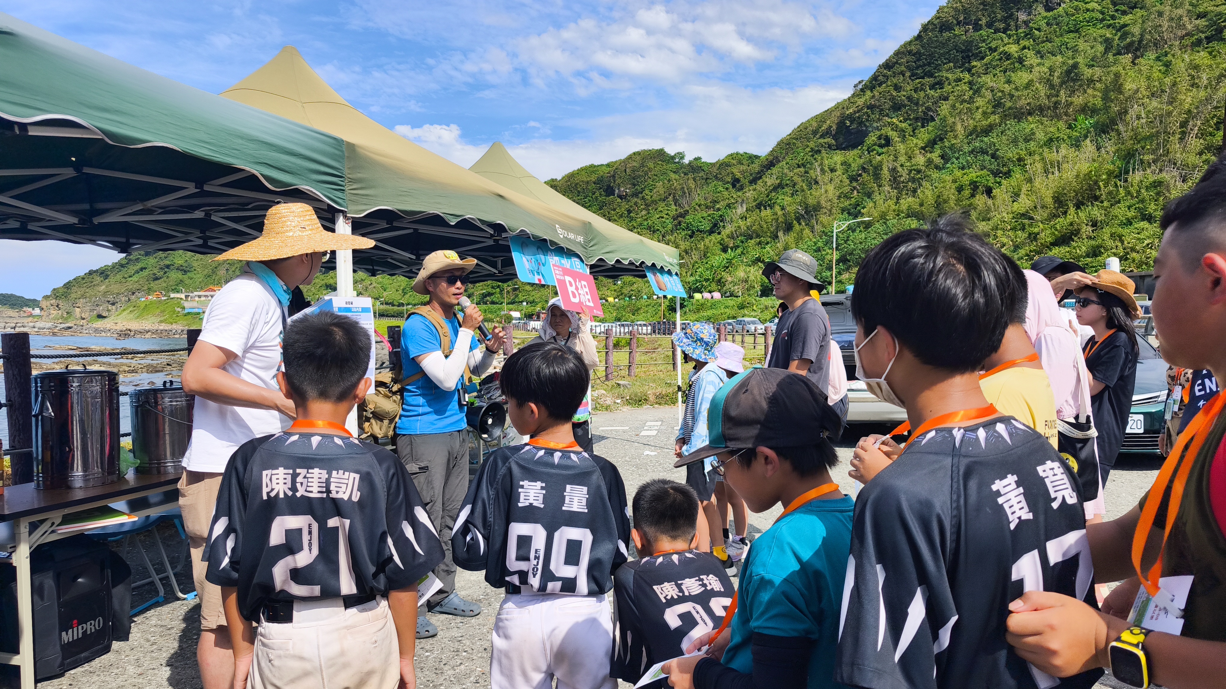 專業環境教育團隊「海湧工作室」講師於現場進行導覽，引導民眾透過國際 ICC 分類標準進行海廢紀錄與統計，落實知行合一的海洋教育。
