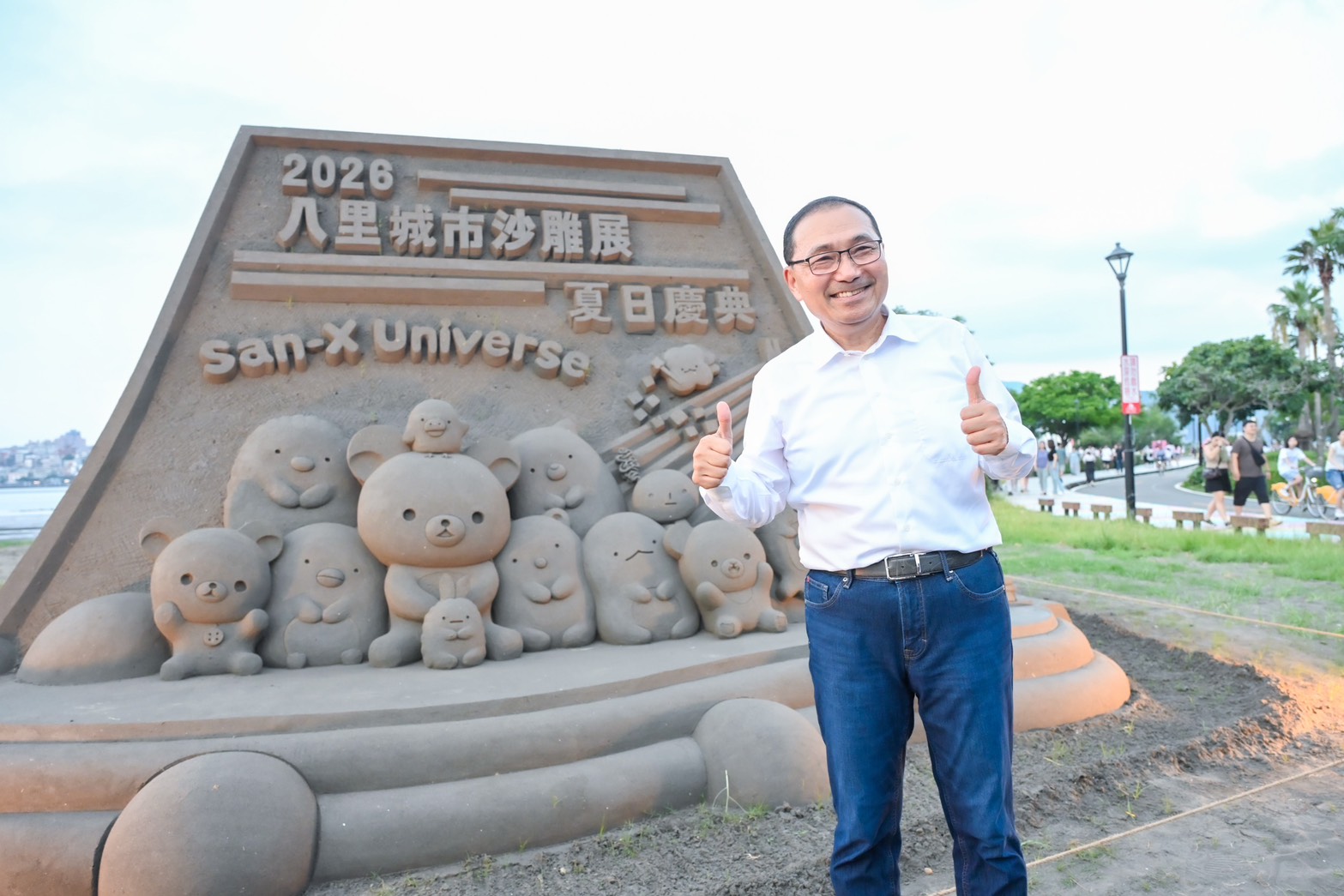 今年以「夏日慶典」為主題，將拉拉熊、角落小夥伴、鯨鯊桑、烤焦麵包及吻仔魚隊等角色融入沙雕藝術中。