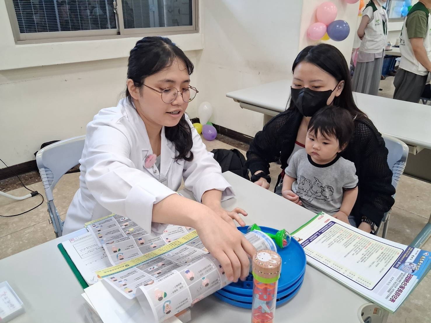  職能治療師到場協助嬰幼兒發展篩檢