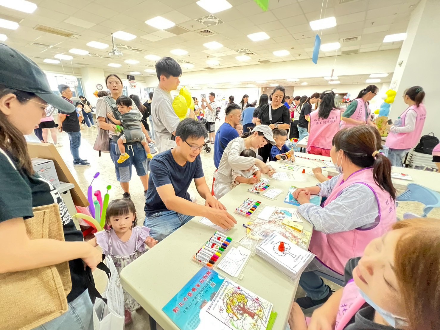  活動現場還有親子闖關遊戲。