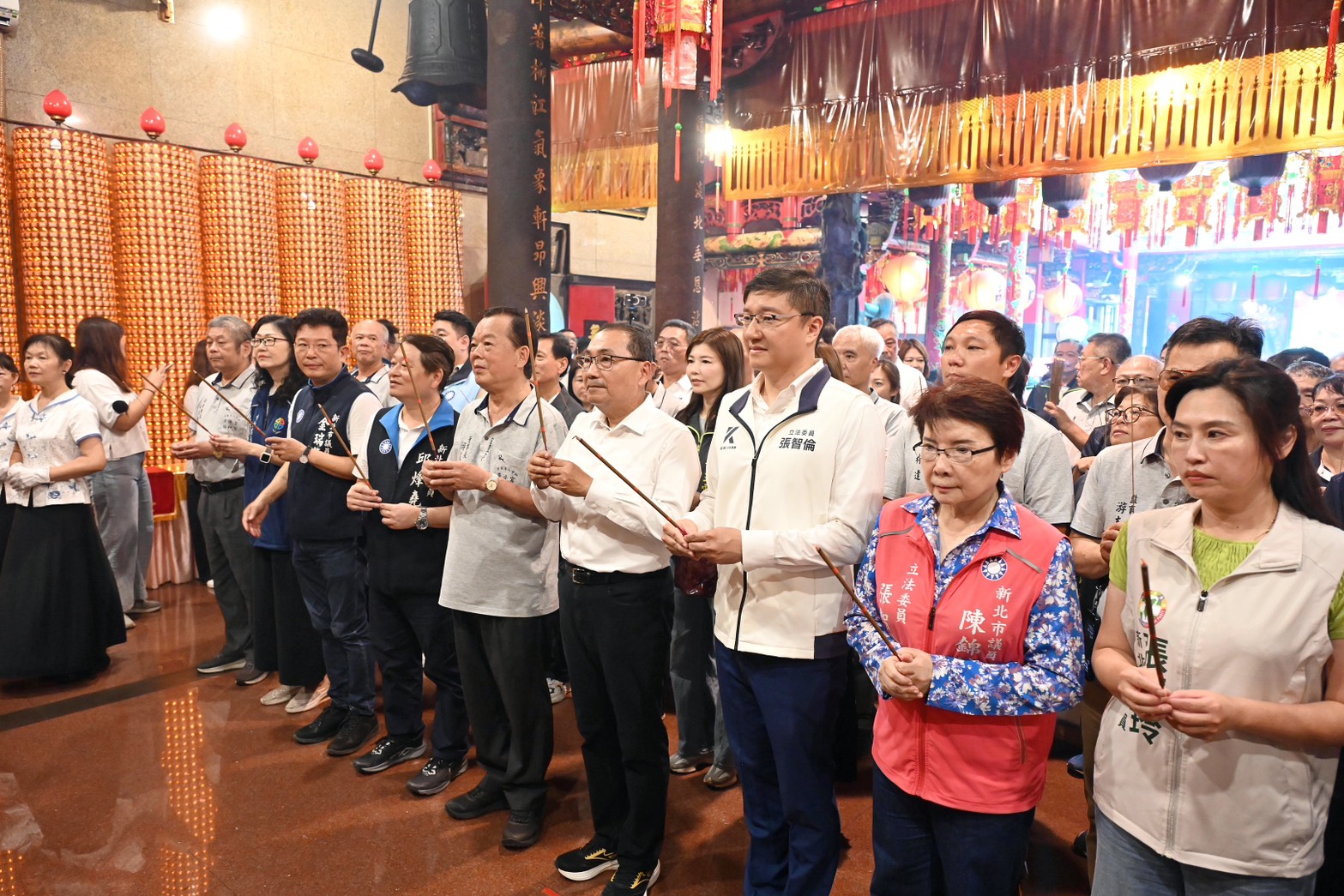 新北市長侯友宜今（3）日前往中和廣濟宮參拜，祈求市政建設順利推進。