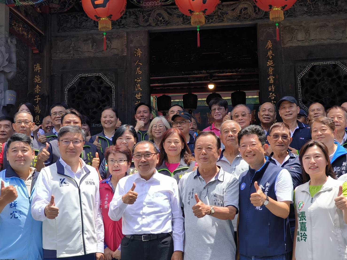 市長侯友宜前往中和廣濟宮參香，祈求地方平安，軌道建設工程順利。