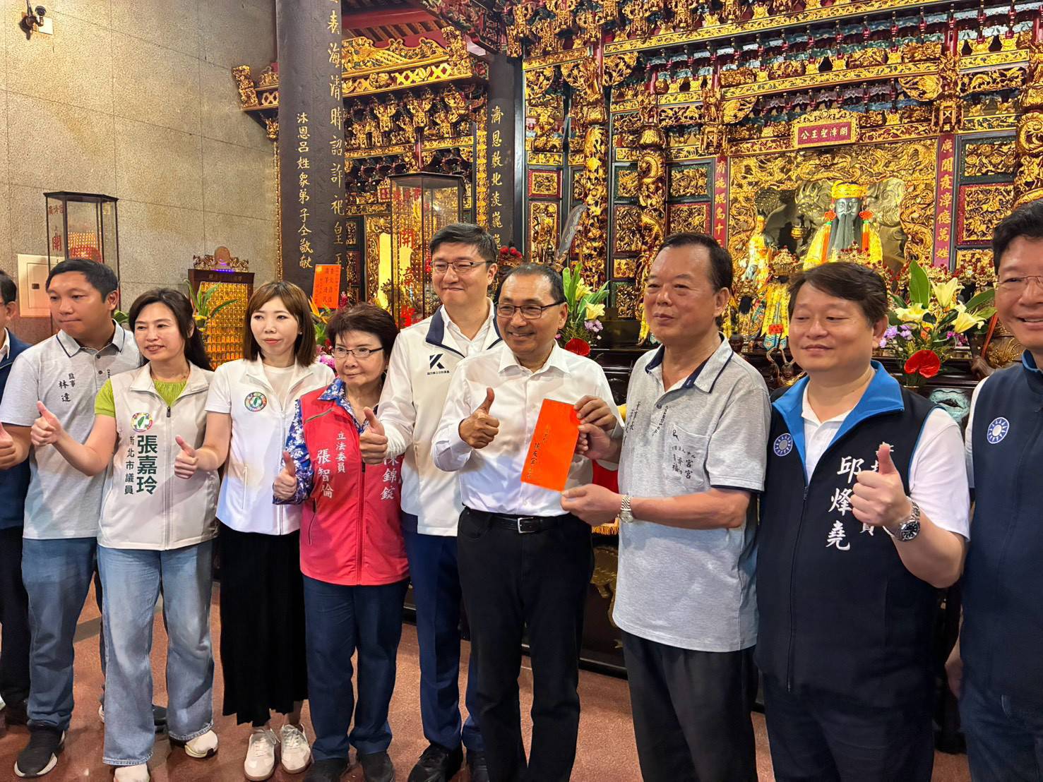 新北市長侯友宜前往中和廣濟宮參香，祈求地方平安，軌道建設工程順利。