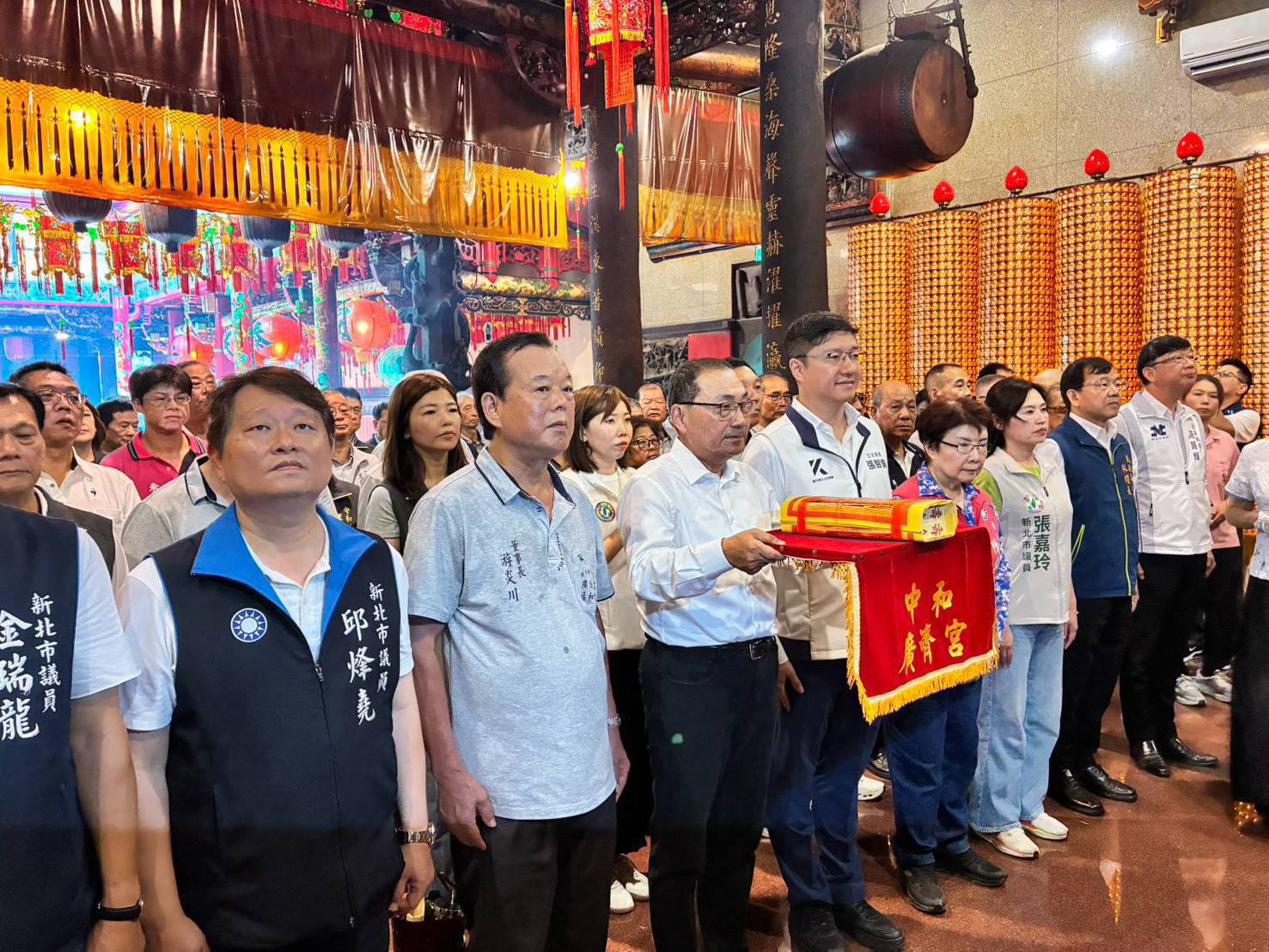 新北市市長侯友宜前往中和廣濟宮參香，祈求地方平安，軌道建設工程順利。