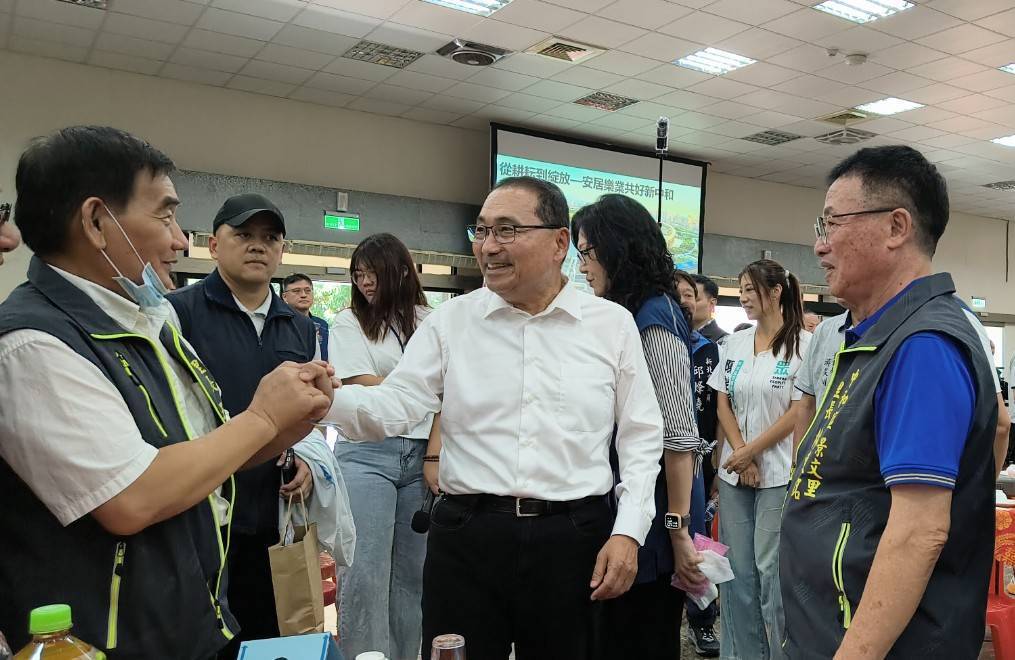 侯友宜市長與里長們現場互動熱絡。