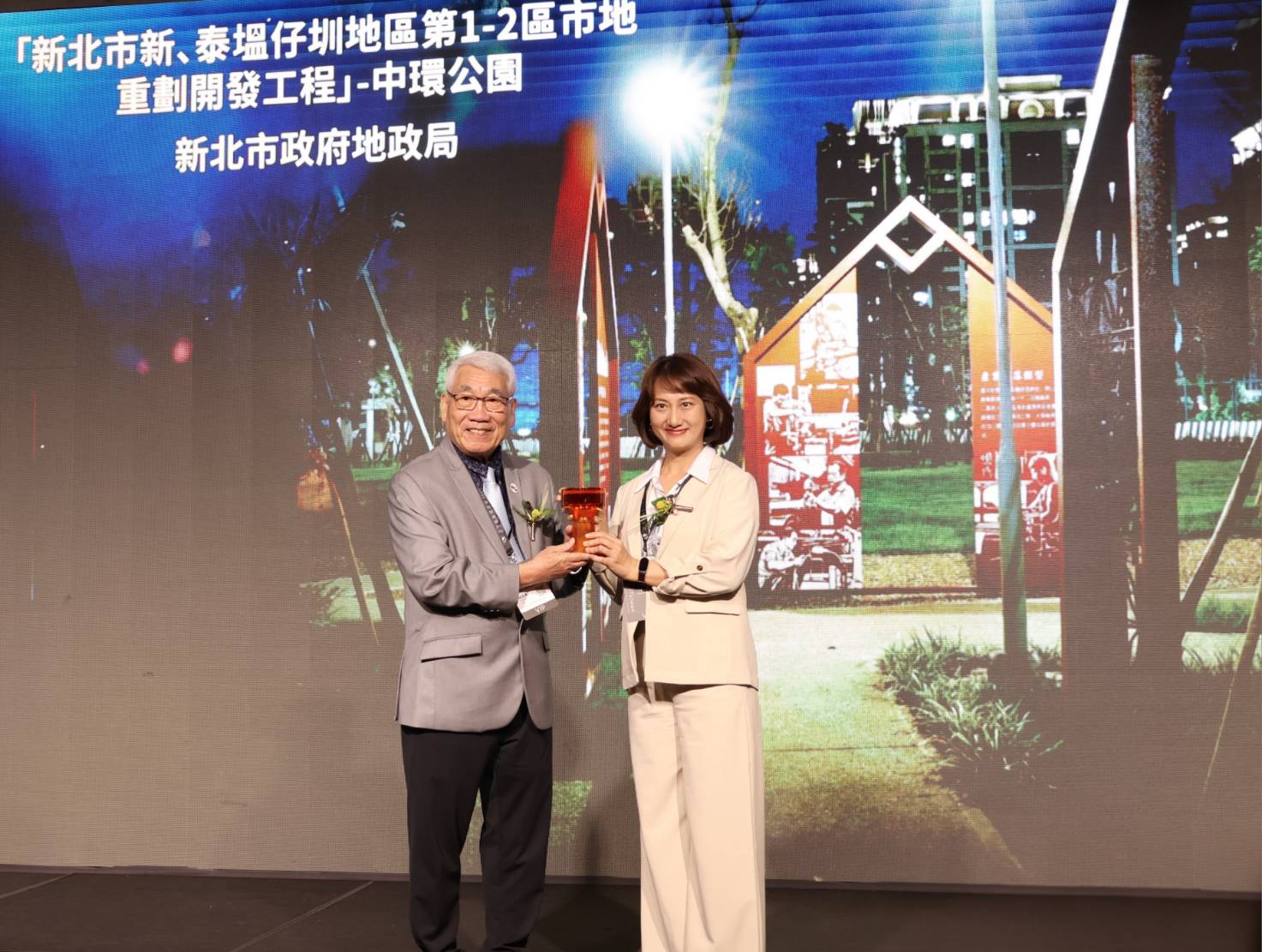 新北市地政局榮獲國家卓越建設５項大獎，由副局長徐鳳儀代表受獎。新北市地政局提供