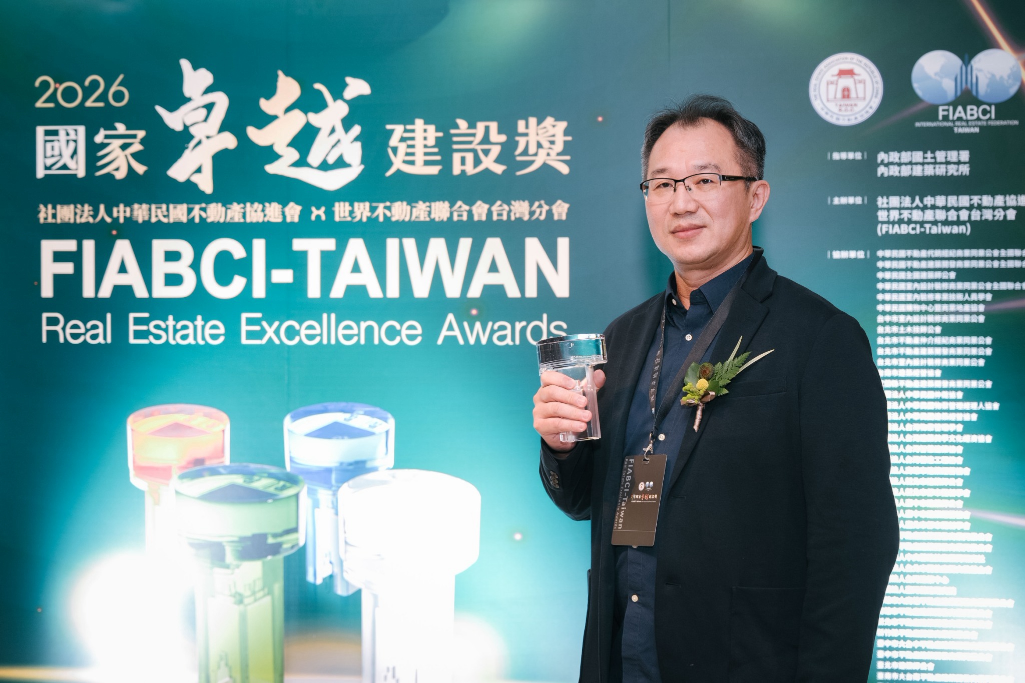 新北市政府城鄉發展局由副局長周繼祖代表領獎於2026國家卓越建設獎榮獲1座綜合卓越成就獎、1座卓越獎、3座金質獎及1座優質獎，共計6項殊榮，公共建設品質再獲國家級肯定