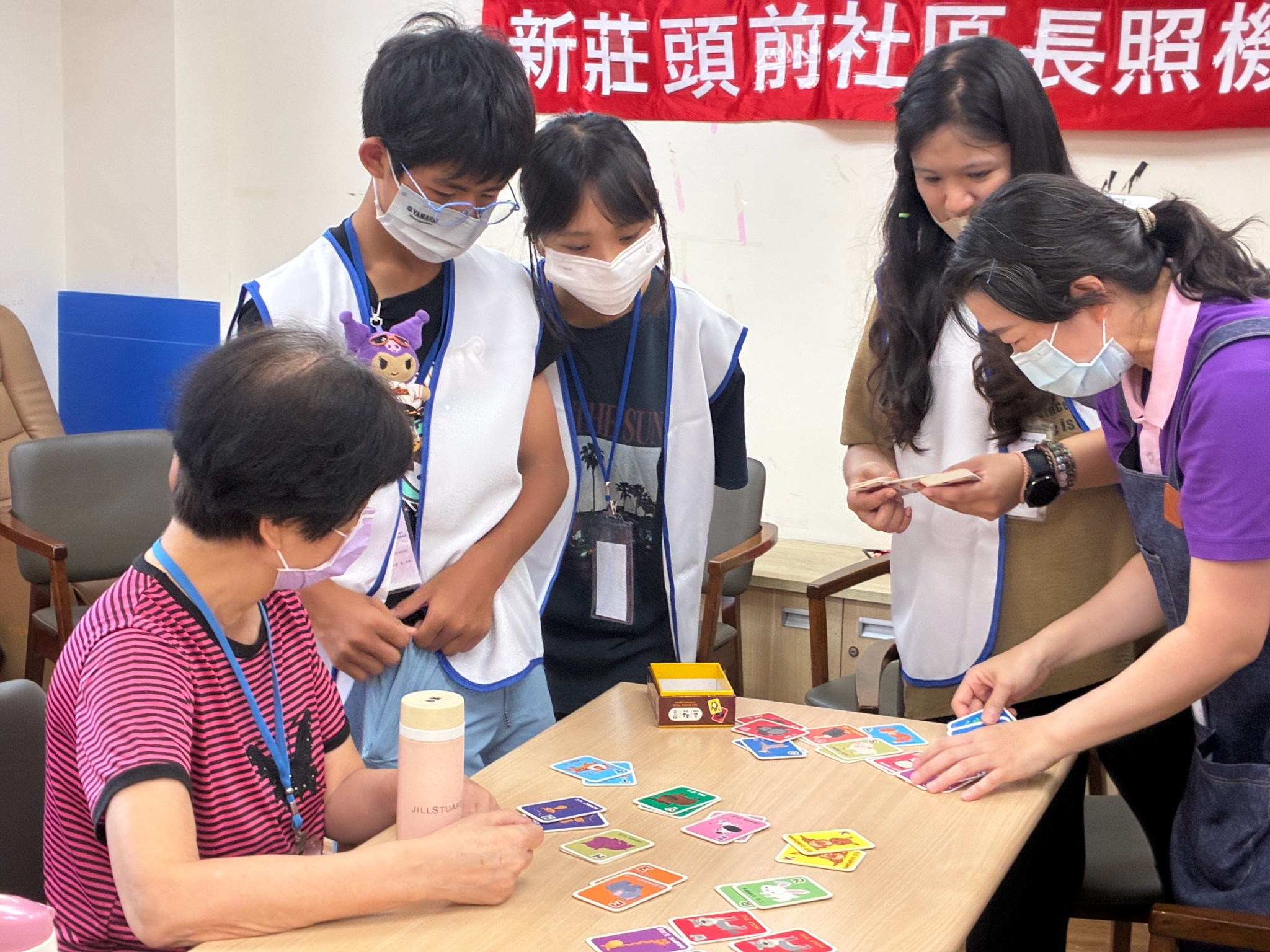  新莊少年福利服務中心少年志工陪伴頭前公共托老中心長輩玩桌遊