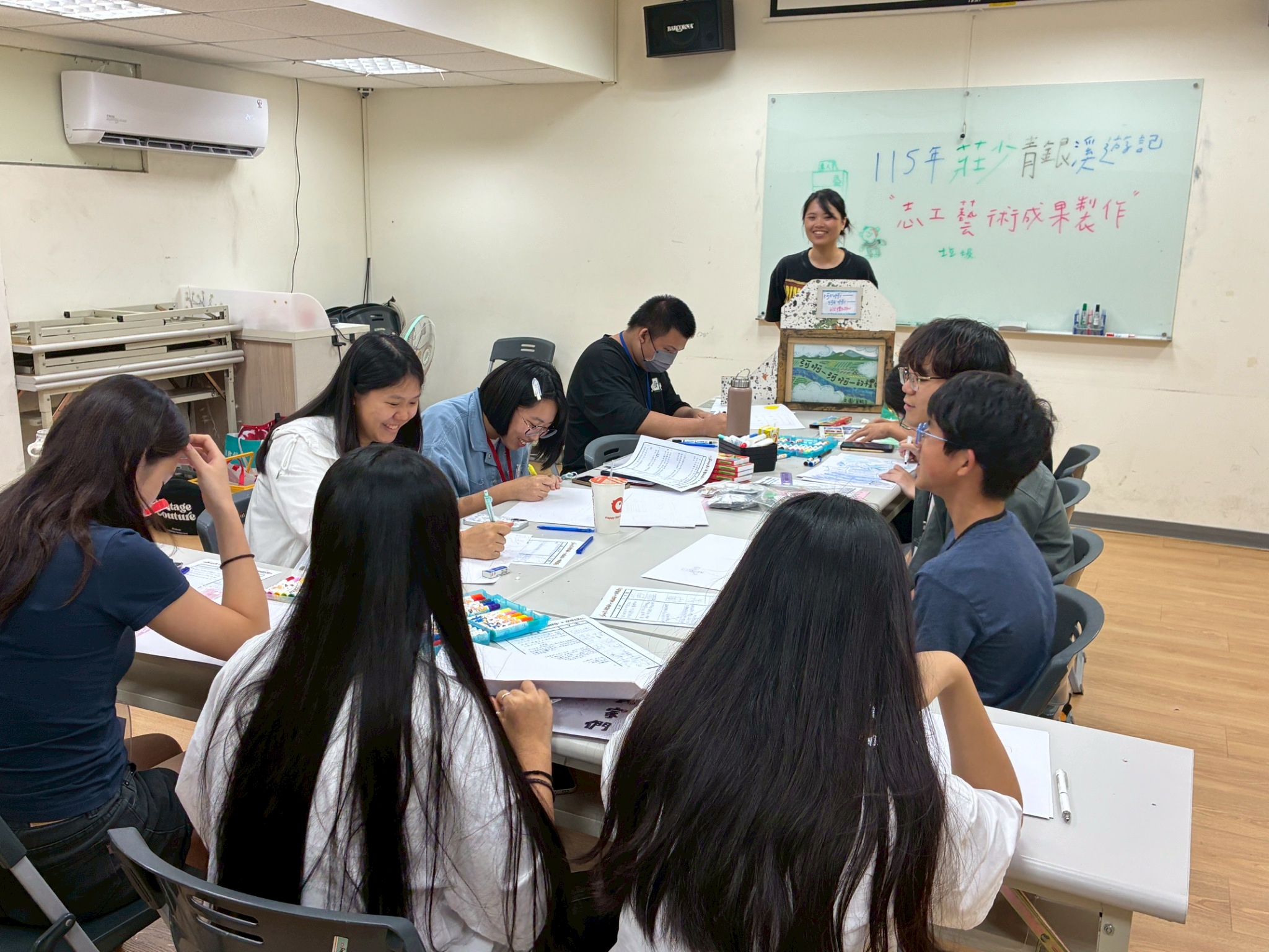 新莊在地藝術家葉毓勻老師（站立者），指導少年進行日本傳統「紙芝居」（連環畫劇）藝術創作。