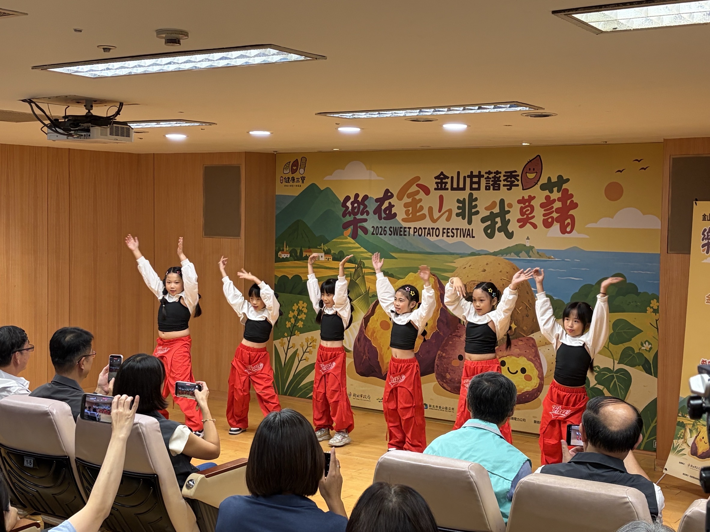 05.動手動腳舞團帶來精彩的舞蹈表演