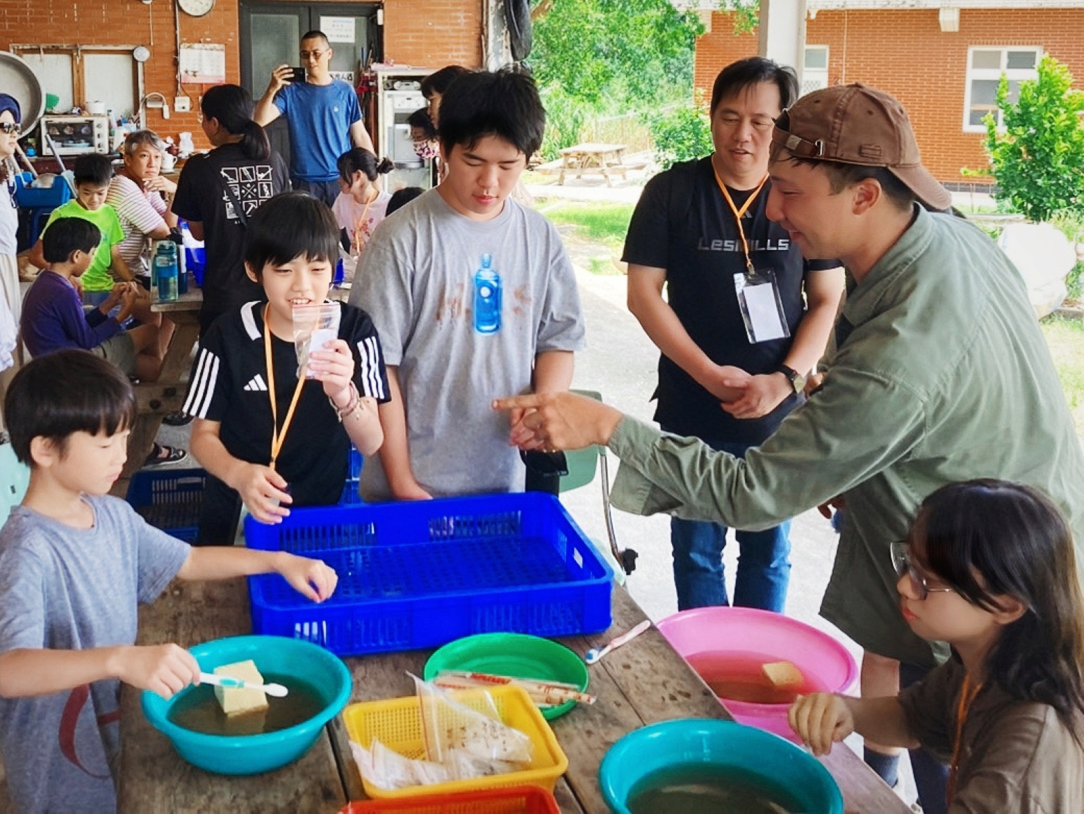 實際操作出土遺物清洗，體驗真實田野。