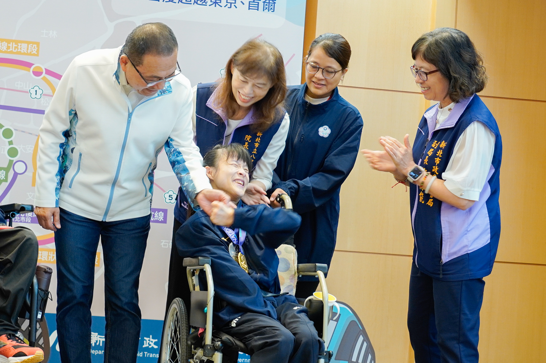  雖有高張力的許佩珊，仍努力伸出左手來感謝侯市長的勉勵。