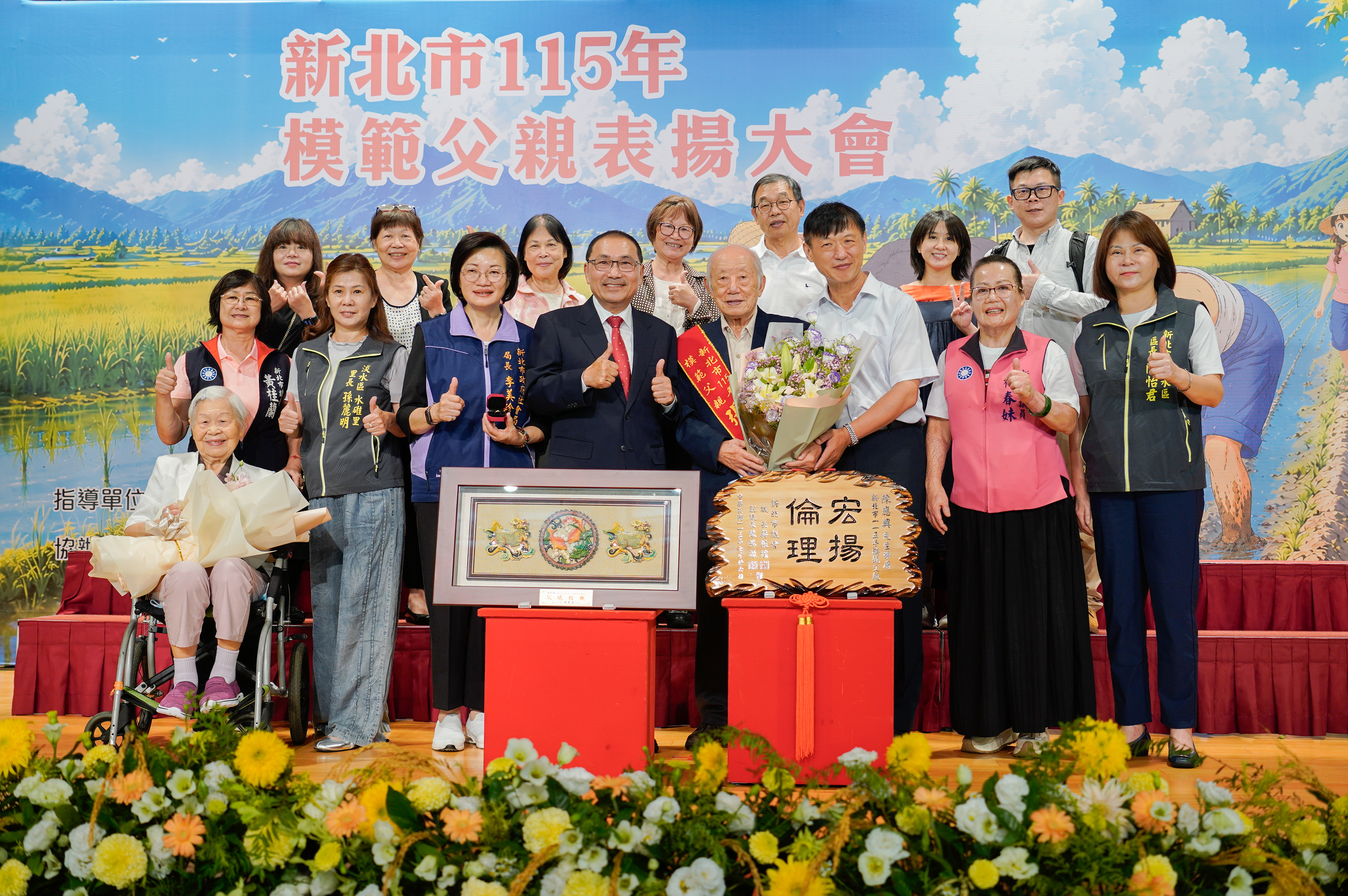 張芳同以報社檢字排版工作拉拔7名兒女長大，為醫女兒小兒麻痺還千里尋醫，榮獲新北市115年模範父親，侯友宜市長特別予以表揚。