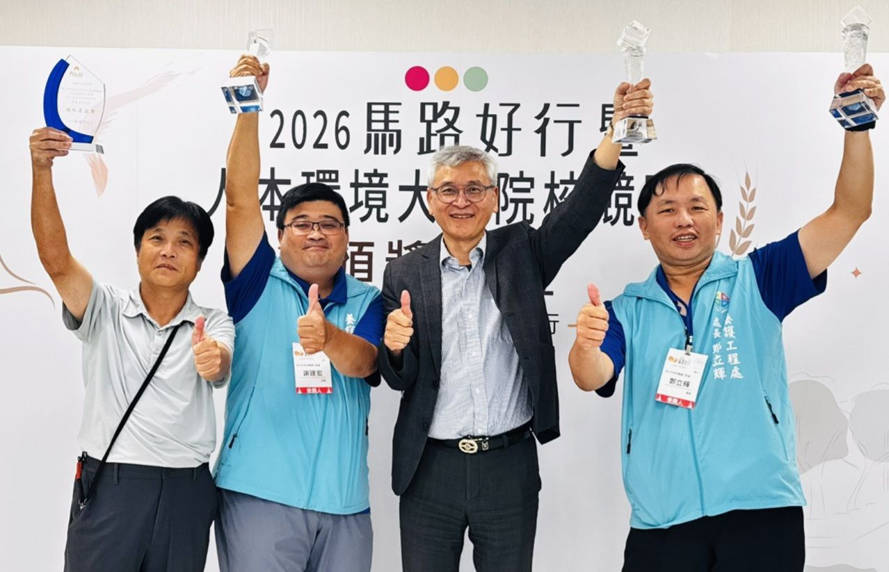 新北市政府在「2026馬路好行評選」共獲得14座獎項，工務局副局長林炳勲(左三)與養工處長鄭立輝(左四)、新工處副處長何文吉(左一)等人開心合影，市府將持續努力完善友善人本環境。