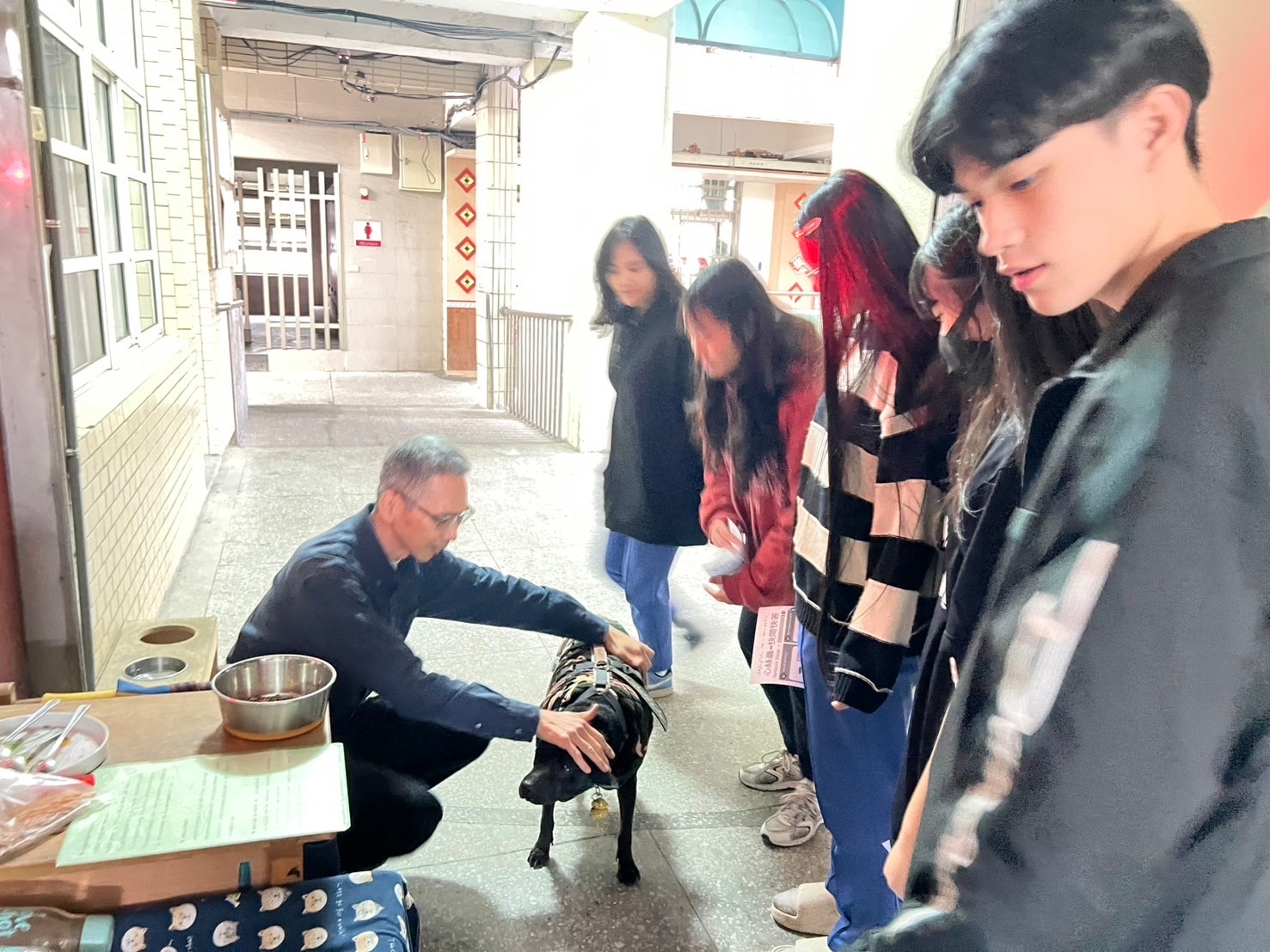 ASUS長期生活於校園內，以溫馴親人的個性陪伴許多學生度過求學時光，是師生心中重要的校園夥伴