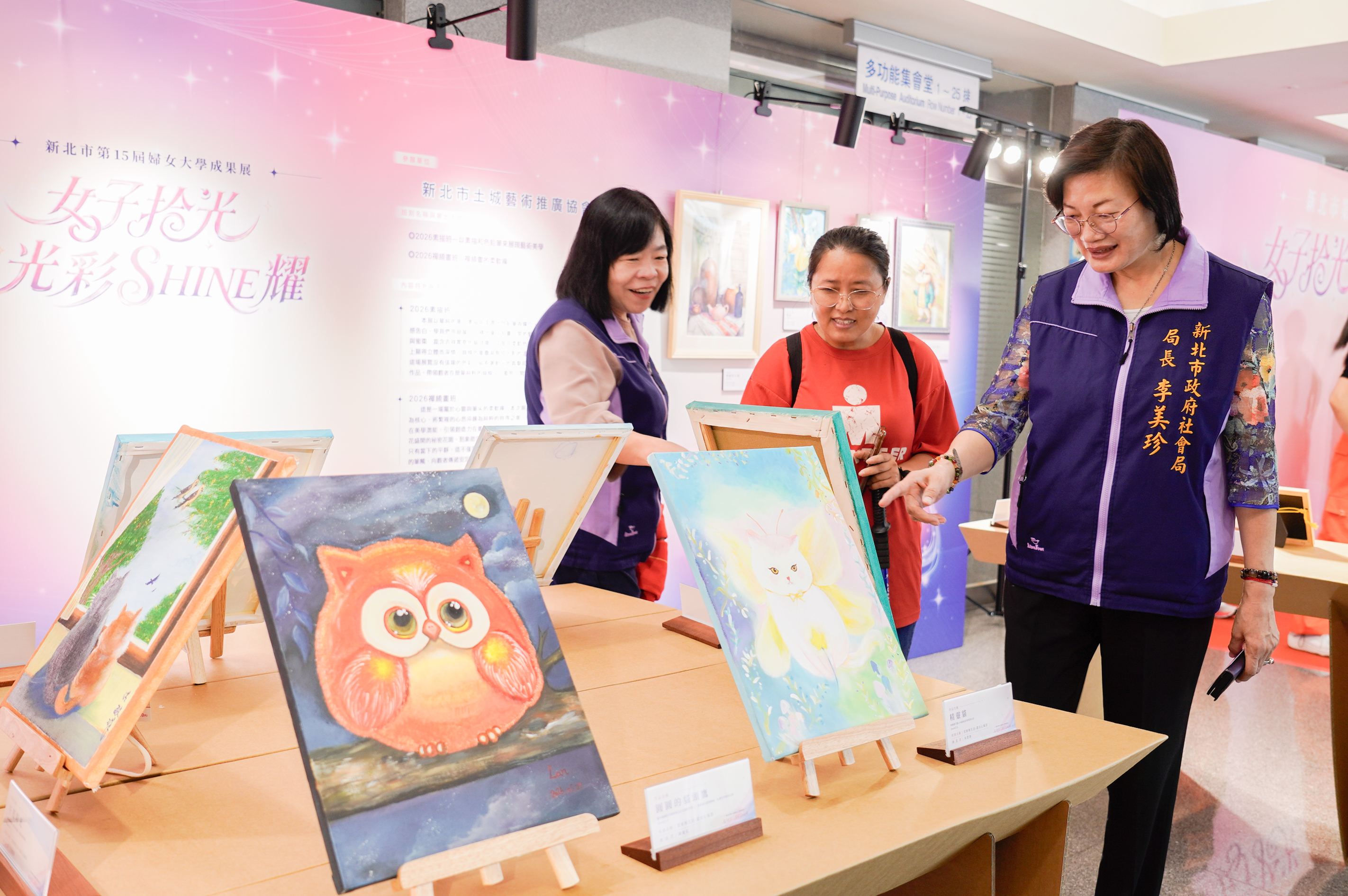  婦女大學成果展除了動態，另有靜態展。