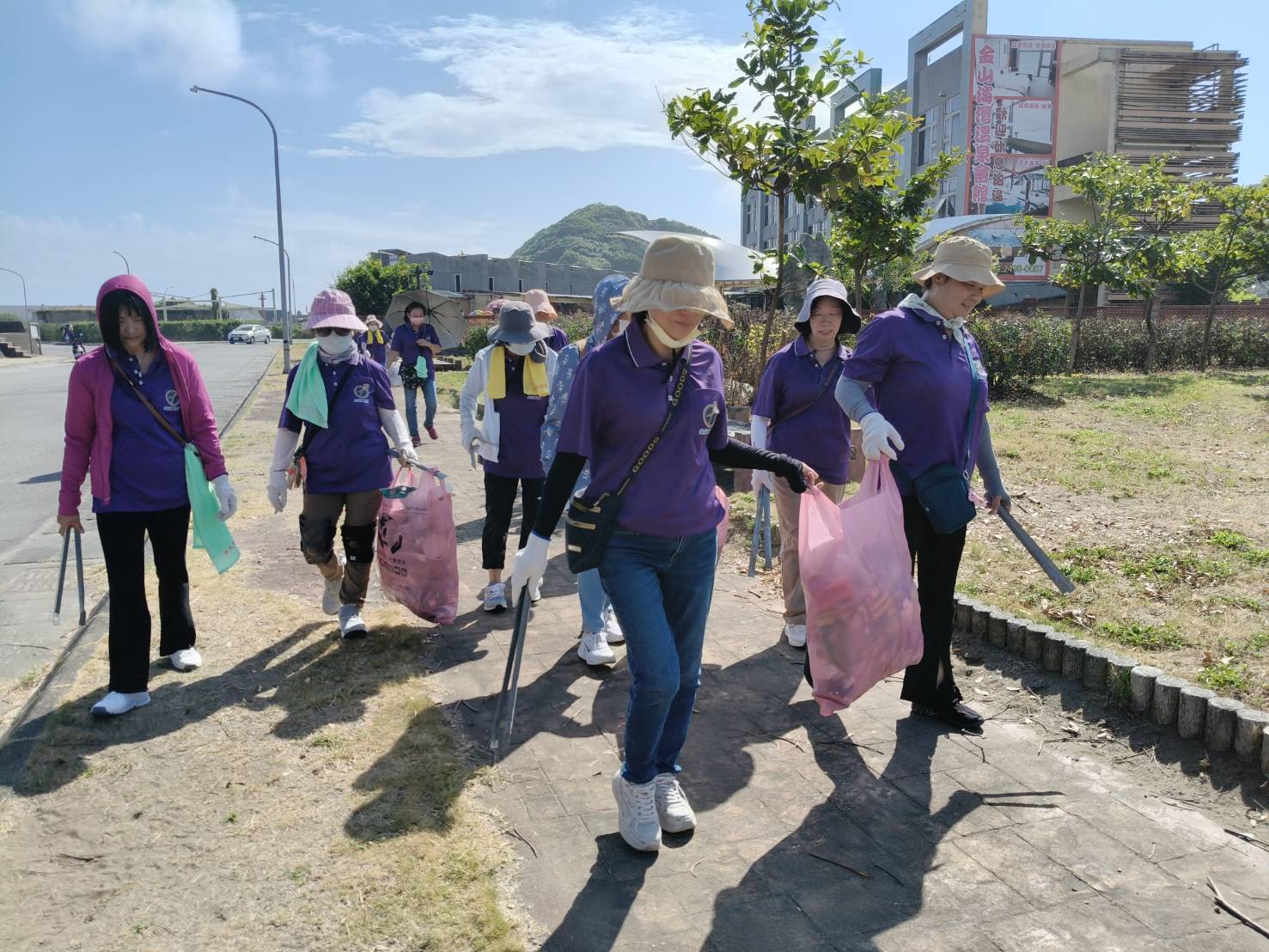 漁會號召在地漁民及志工展開淨港活動
