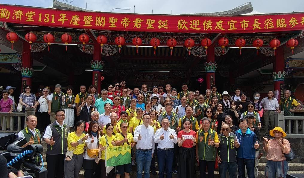 侯市長於九份勸濟堂參拜祈福，祈求地方平安。