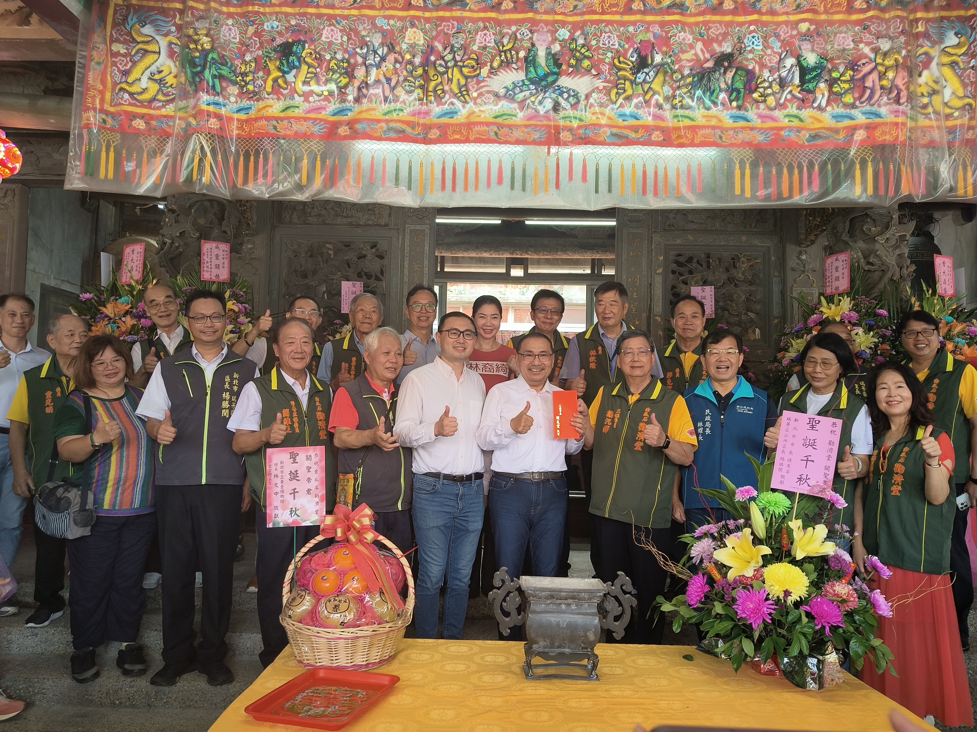 侯友宜市長於九份勸濟堂參拜祈福，祈求地方平安。