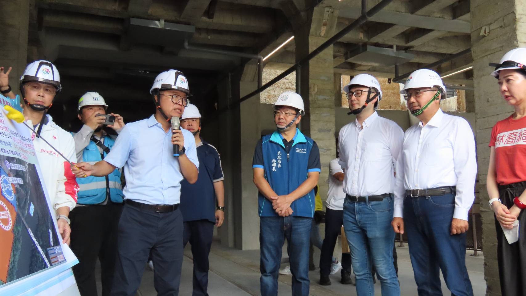 侯友宜市長視察瑞三鑛業整煤場，由觀旅局長楊宗珉進行工程簡報。