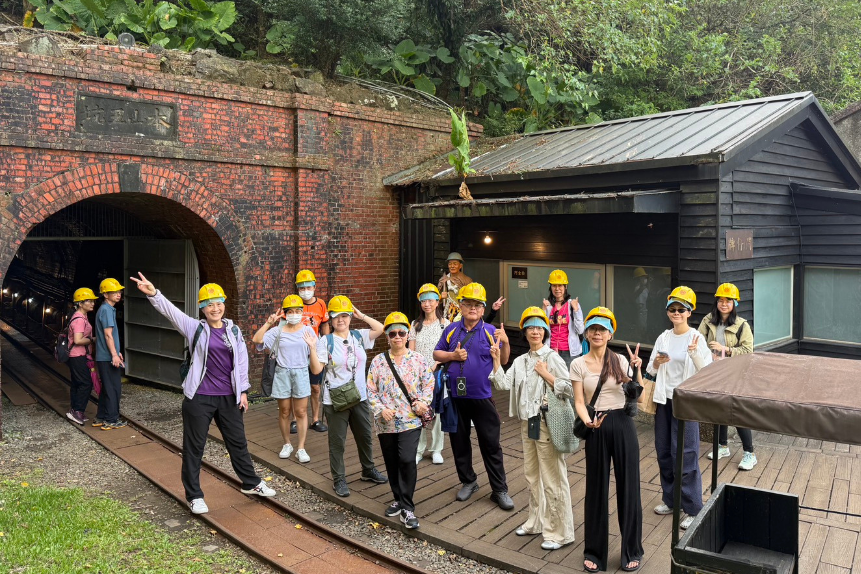 週末系列活動&mdash;金瓜石探索，由在地專業導覽人員帶領遊客認識水金九，感受黃金年代留下的文化記憶。