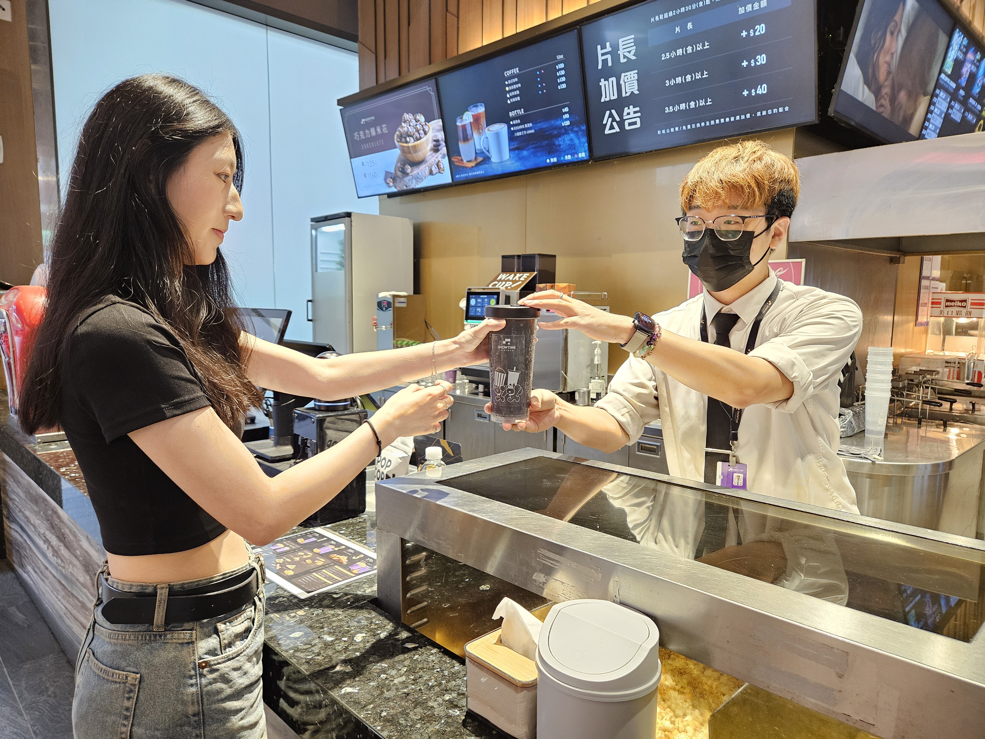 新北市樹林店及土城店秀泰影城即日起至9月底每個週末影城內販售之飲料全面採用循環杯盛裝