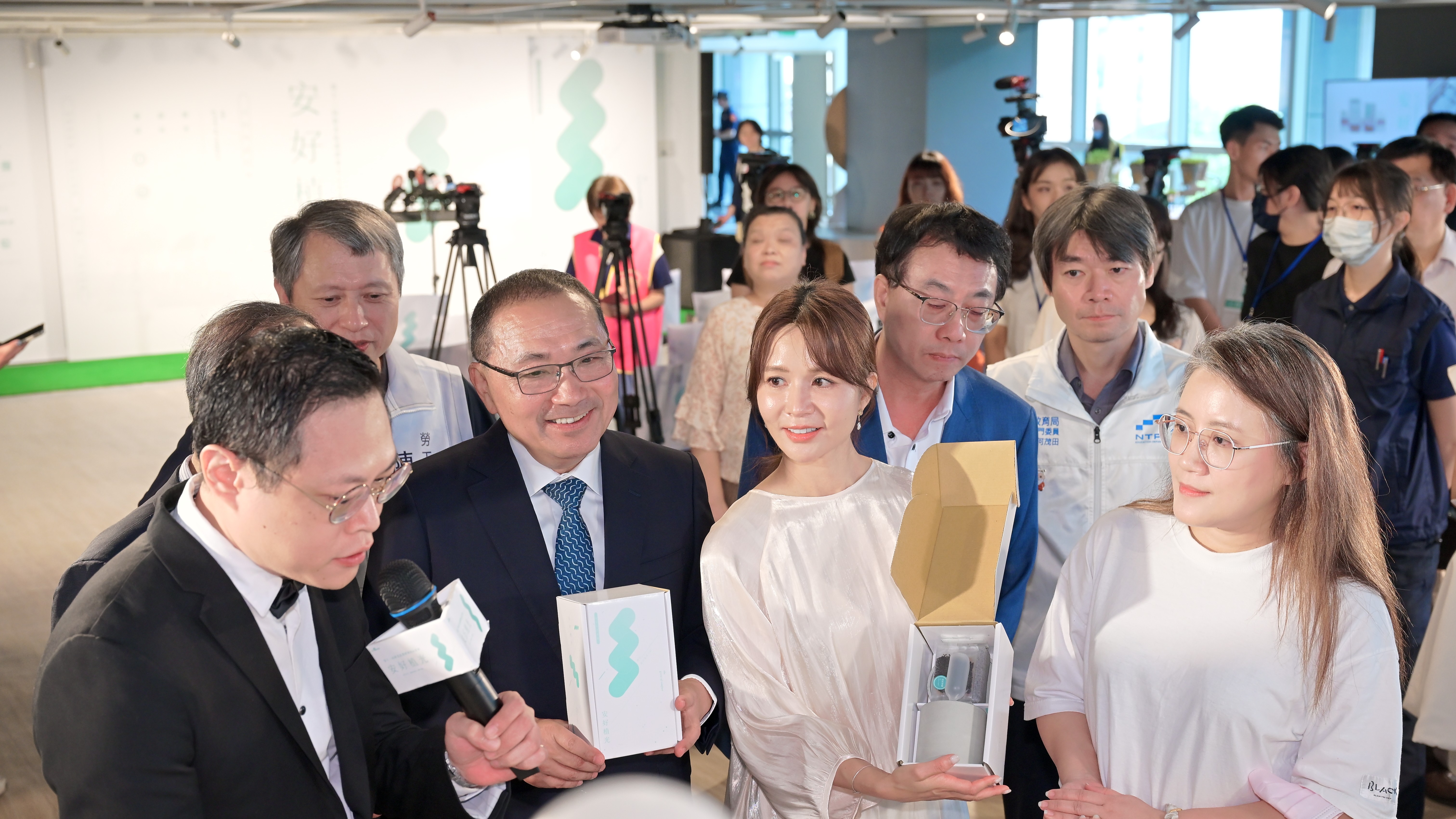 侯市長與代言人吳怡霈一同聆聽醒吾科大研發理念