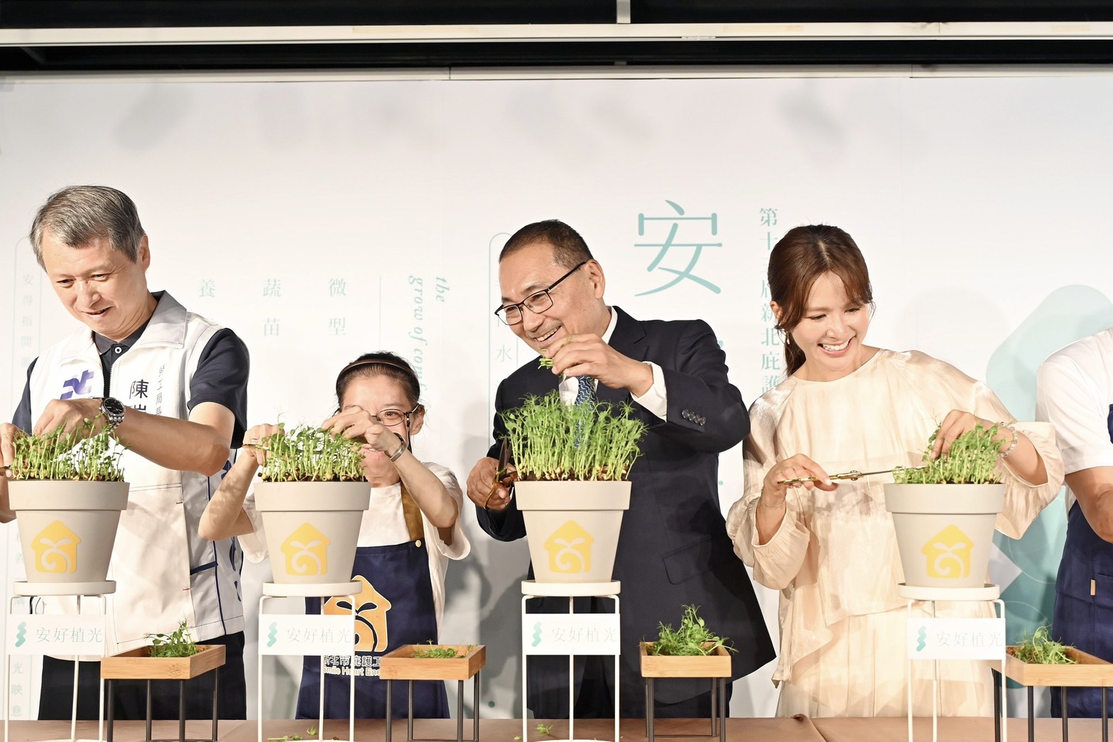 侯友宜表示，「安好植光」庇護禮盒外觀的設計帶給人溫暖與喜悅，內附可食用植栽，可以體驗親手種植樂趣。