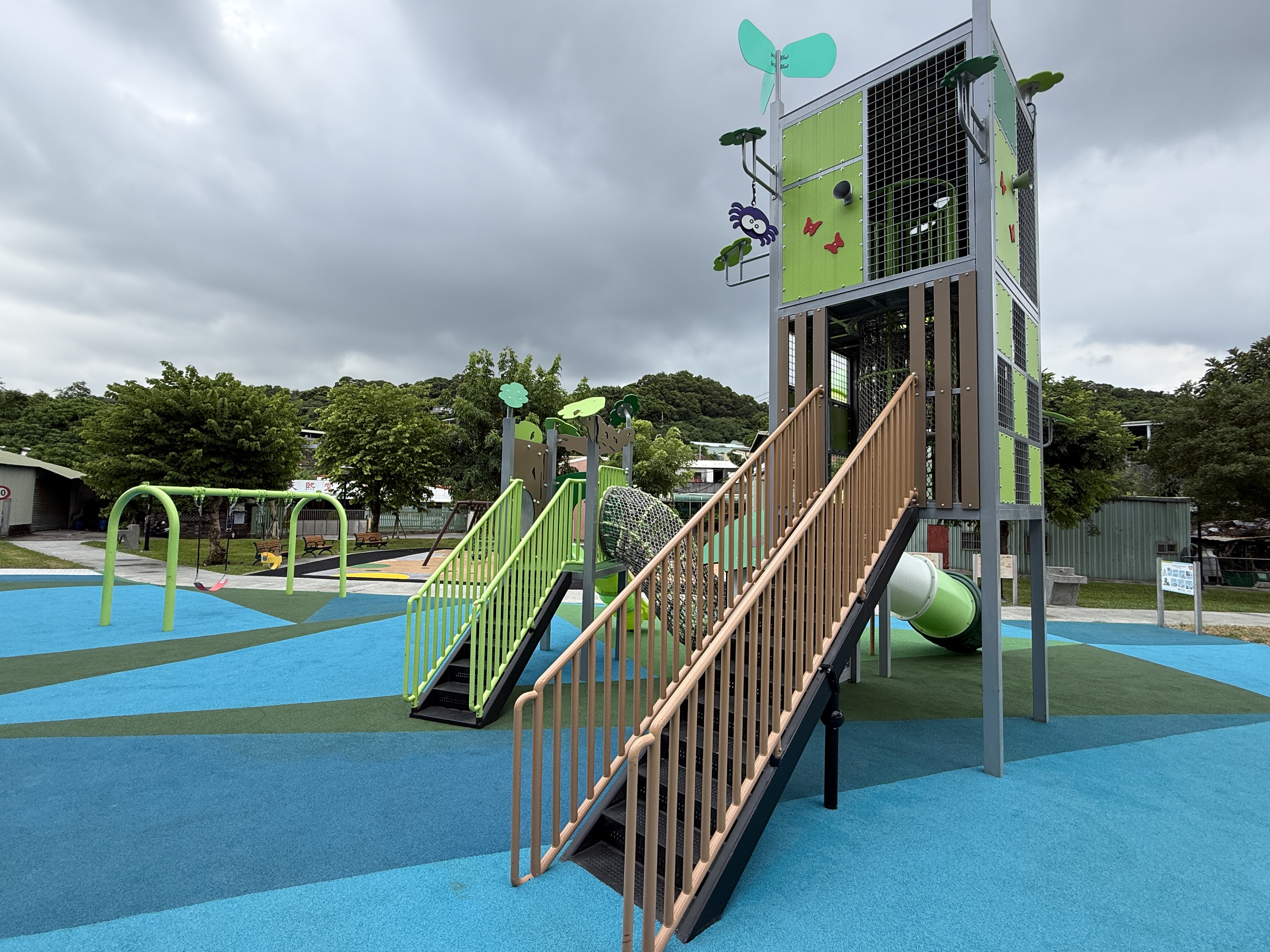 育德公園新增多功能溜滑梯、盪鞦韆，結合既有遊具，讓遊戲空間更加多元。