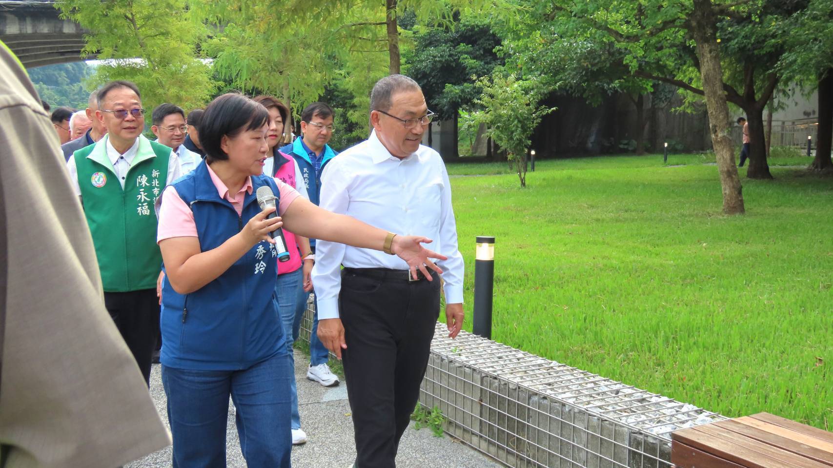 侯市長視察坪林​協德聚場，活化空間成果，新北茶農結合國際，行銷新北好茶。