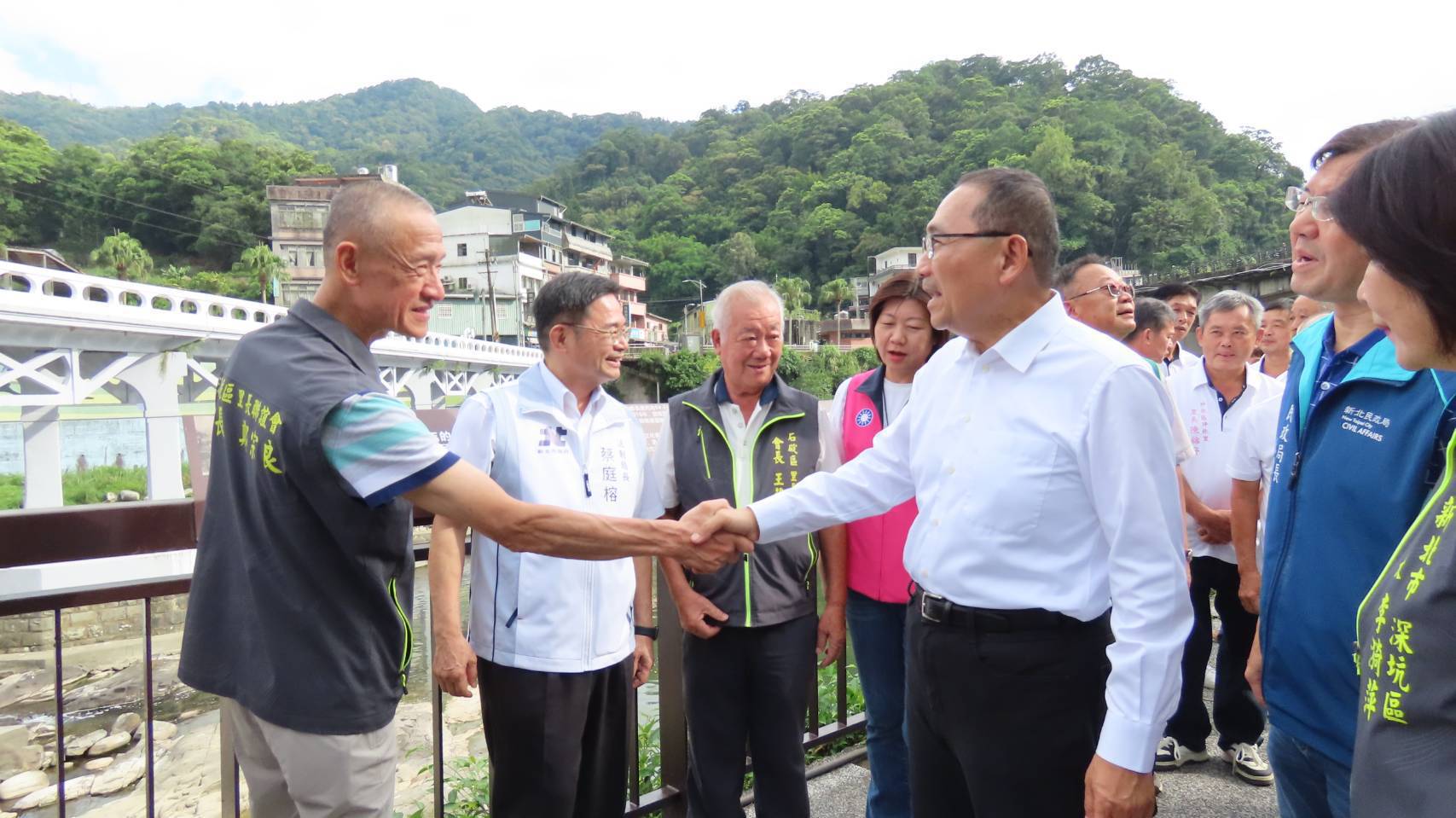 侯友宜市長視察坪林​協德聚場，活化空間成果，新北茶農結合國際，行銷新北好茶。