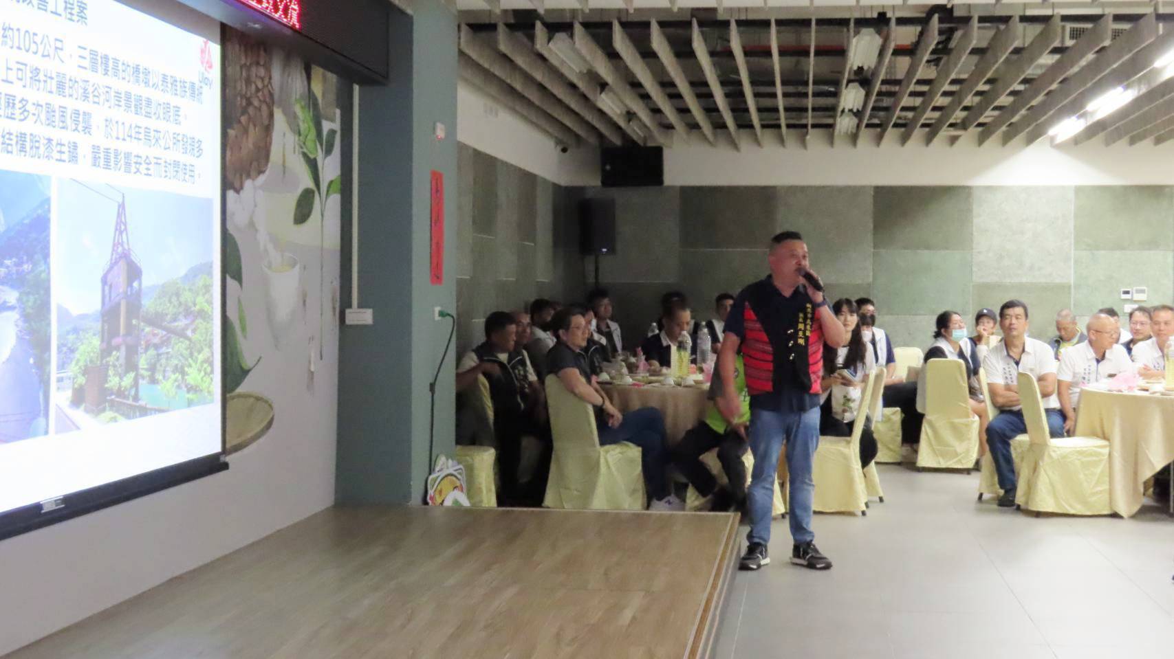 烏來區長簡報近年市政成果。