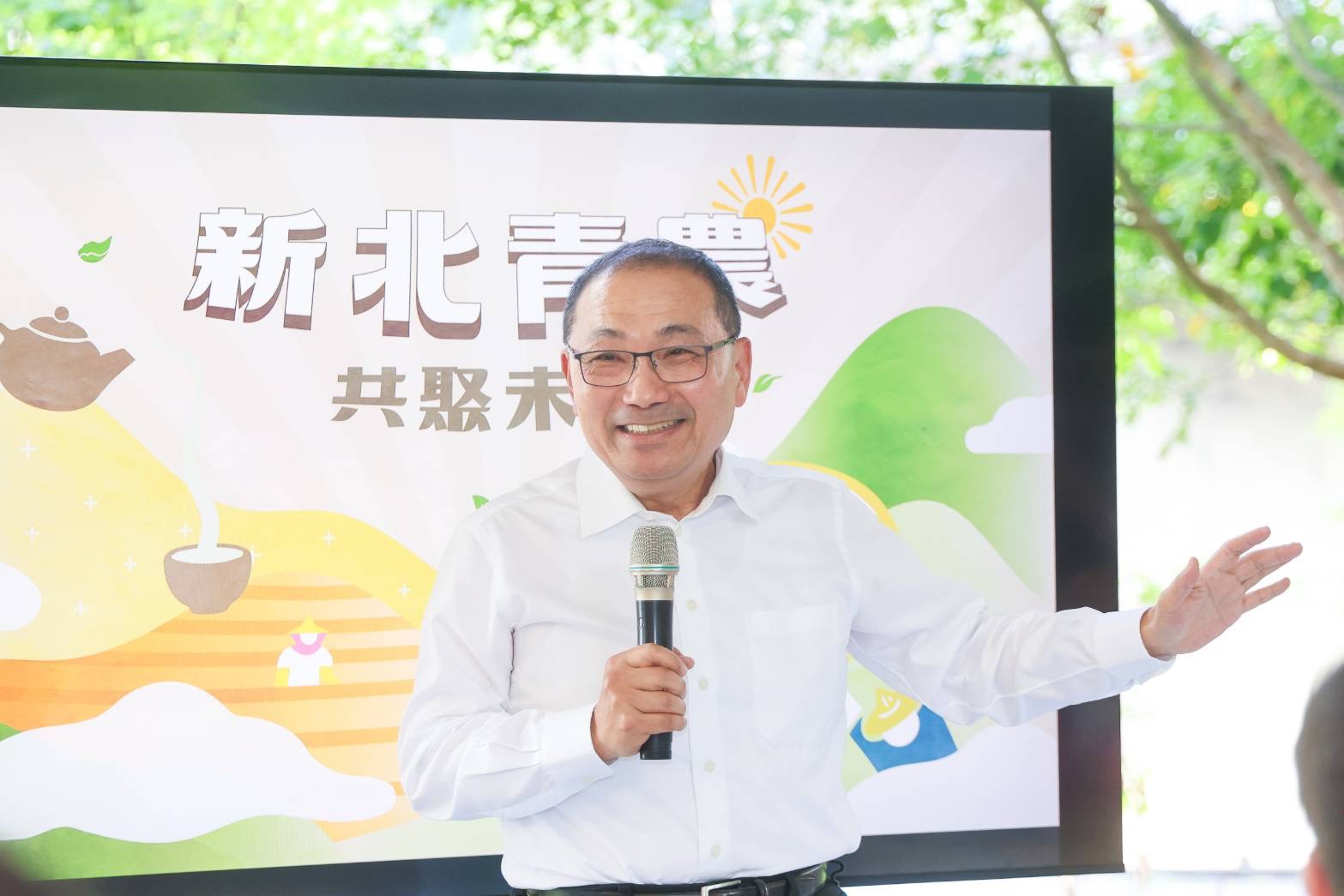 侯友宜前往全新完工的「協德聚場」，與在地青農及茶產業代表交流。