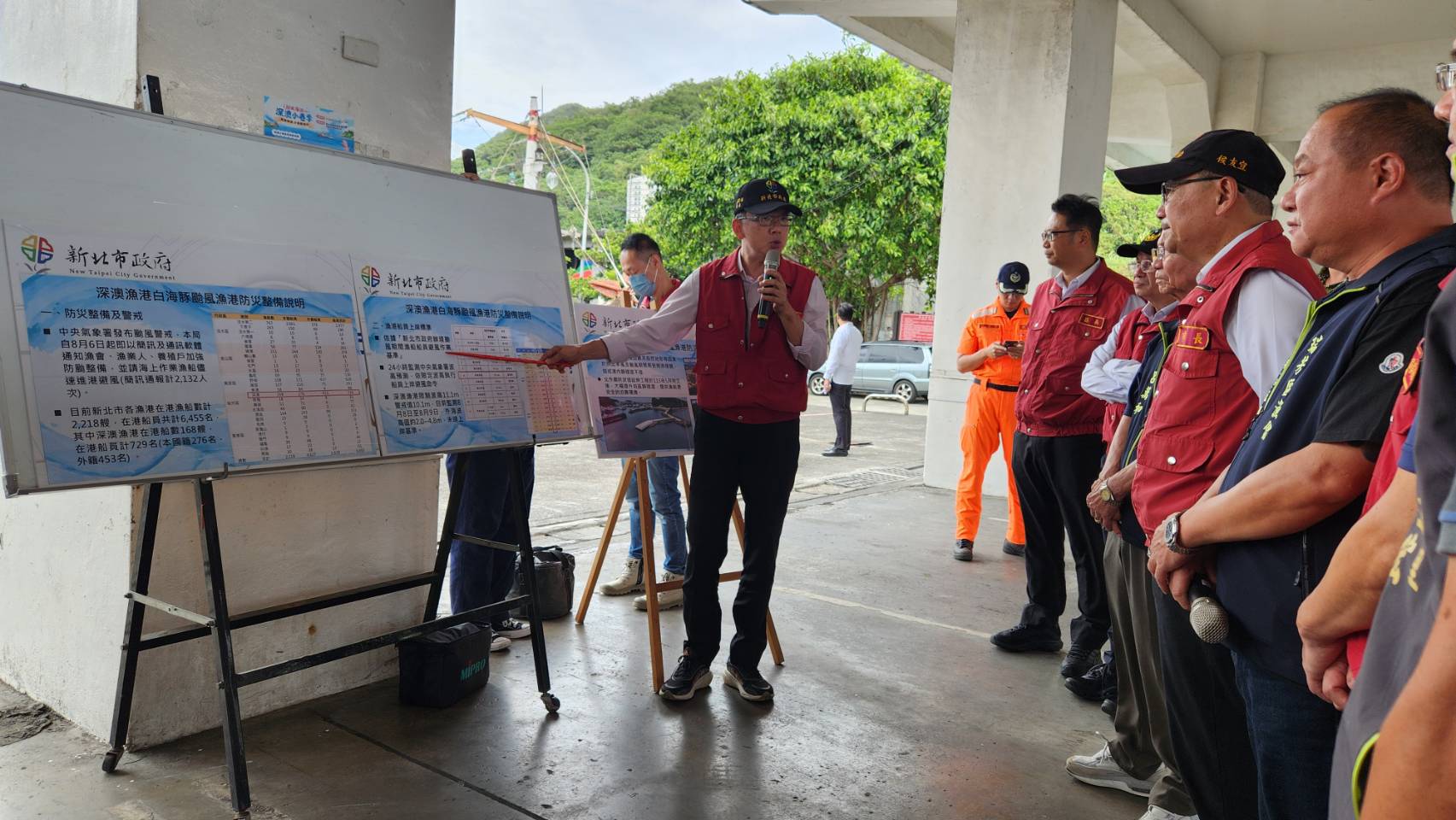 農業局長諶錫輝向候友宜市長說明深澳漁港防颱整備情況