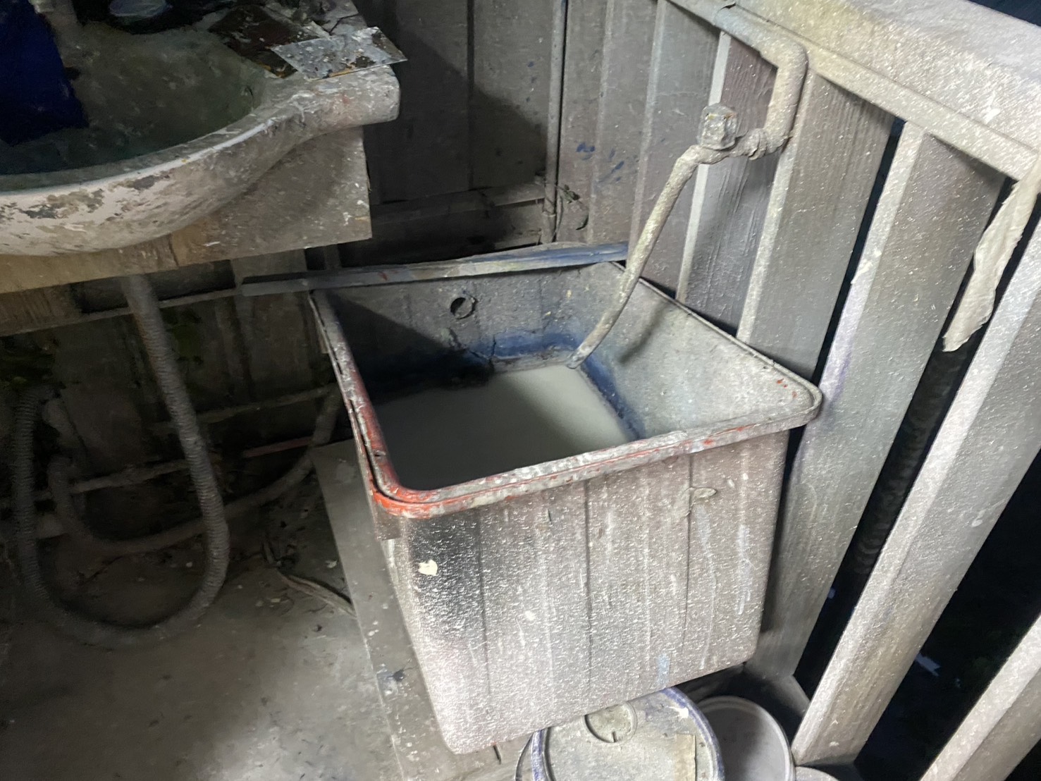 工程行污水管線破裂，致清洗油漆刷具廢水流入五股坑溪