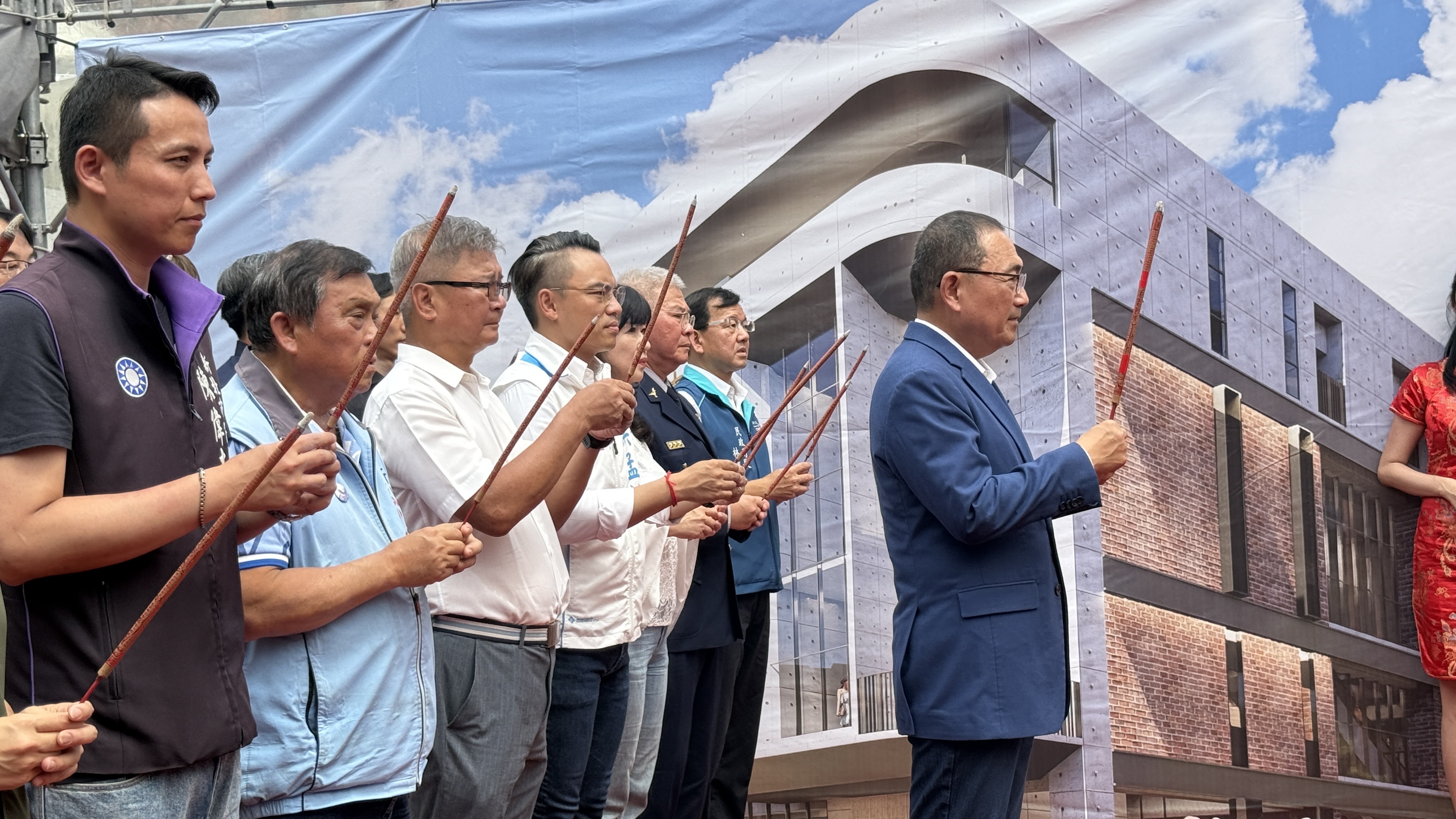 新北市長侯友宜於大竹圍公有零售市場新建工程動土典禮中酬神祭拜。