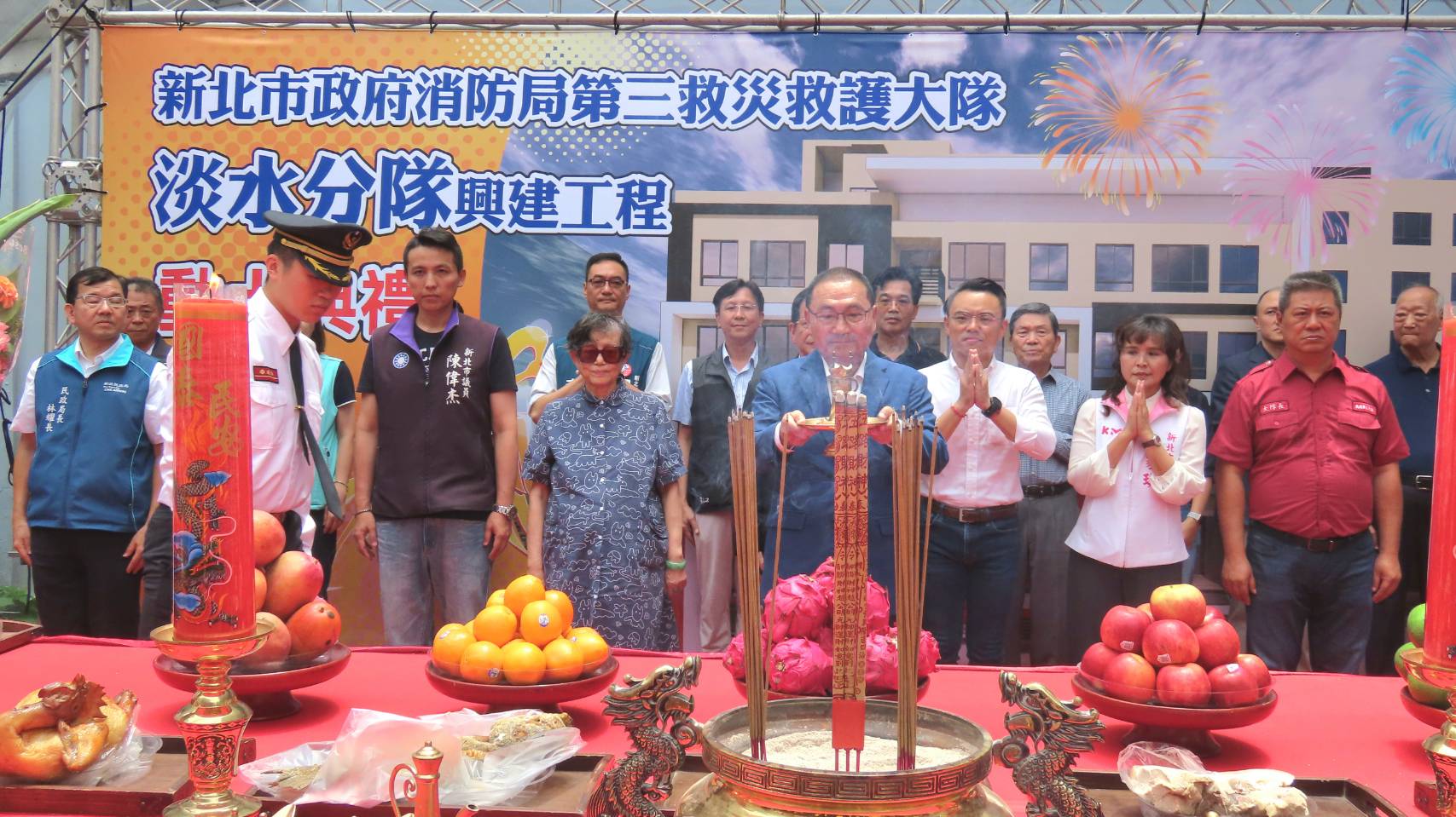 新北市長侯友宜於消防局淡水分隊興建工程動土典禮中酬神祭拜。