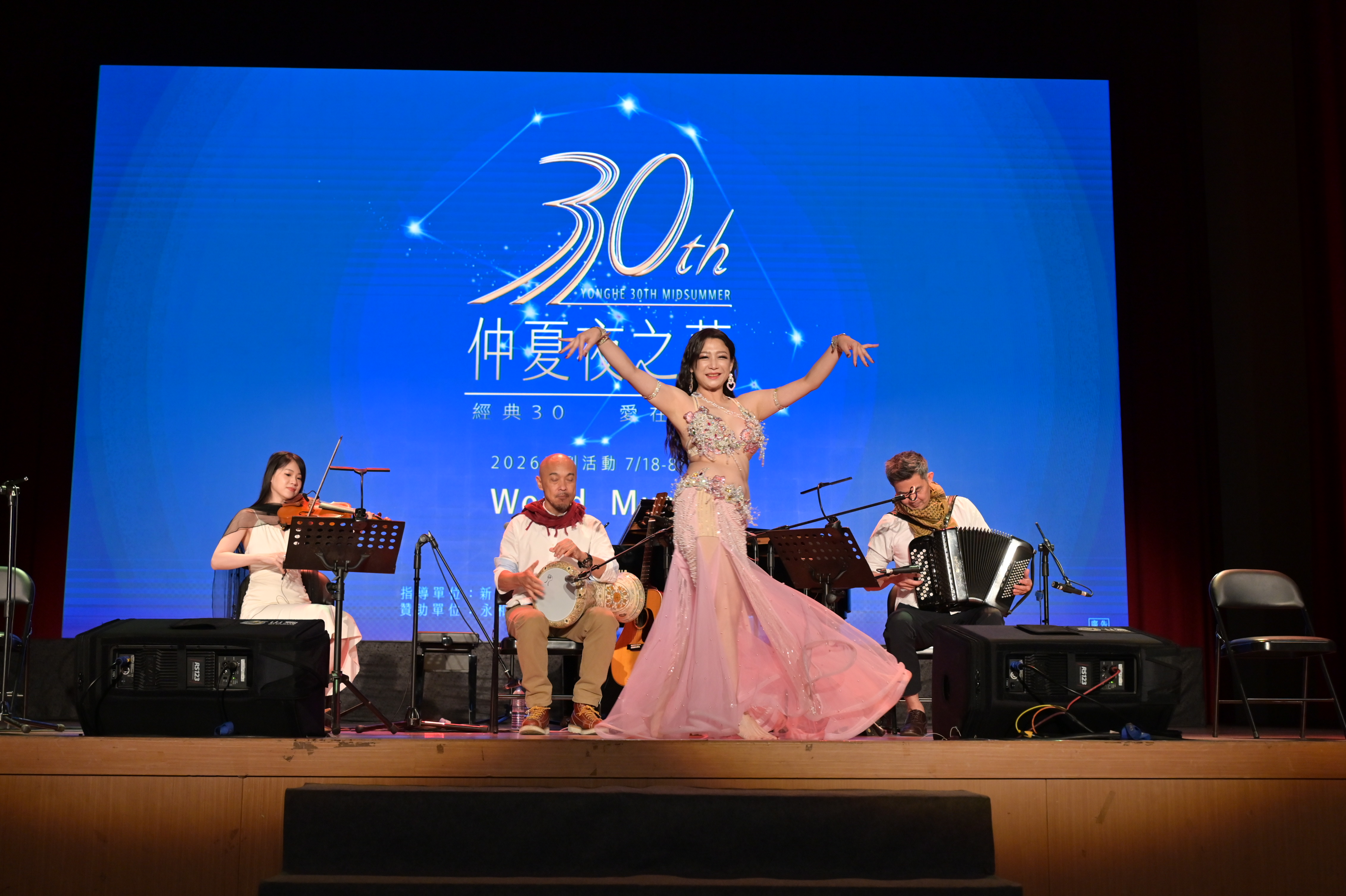 舞者身穿華麗服飾優美起舞，將中東的浪漫美感搬上舞台。