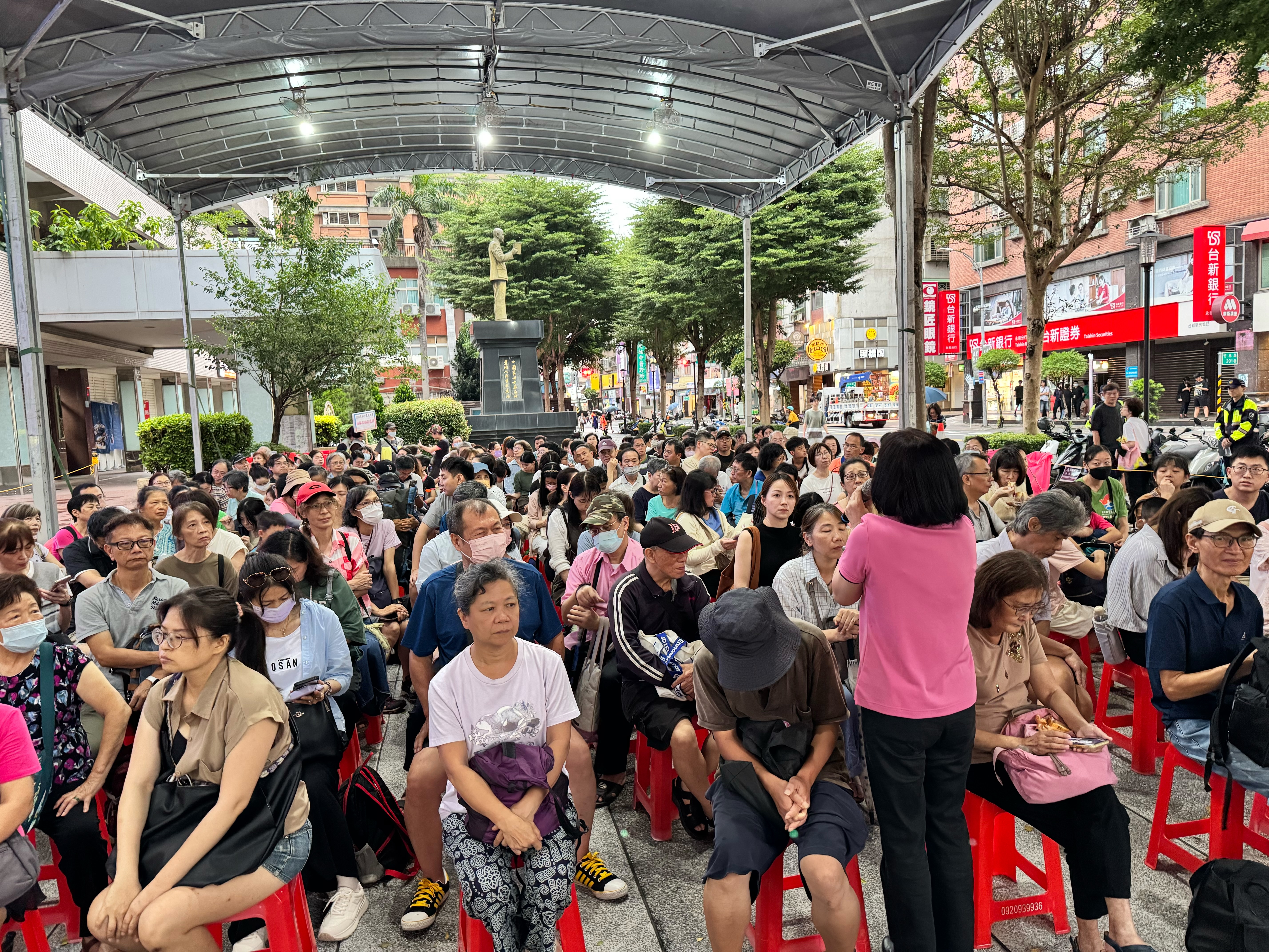 公所搭建帝王帳遮陽避雨，準備座椅讓熱情索票民眾舒適等候。