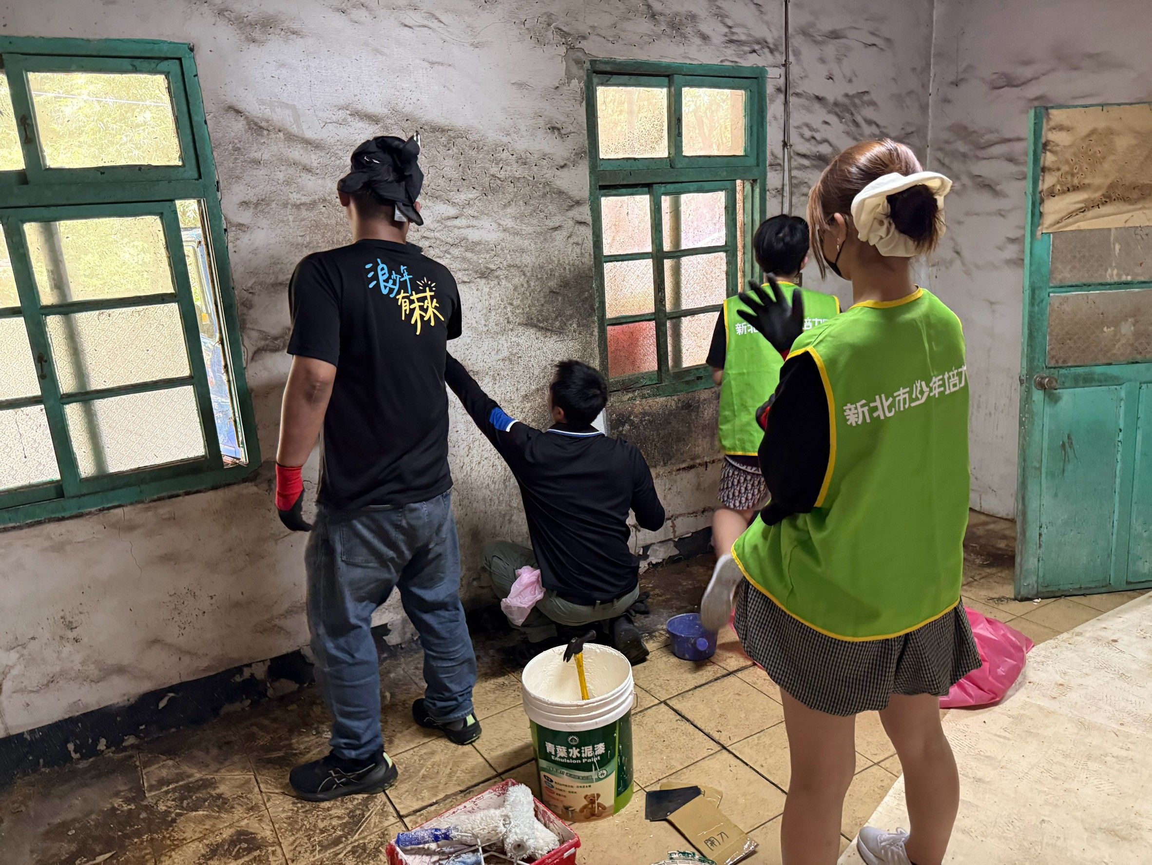  新北市少年培力園少年工班走進偏區為獨居長輩粉刷牆壁