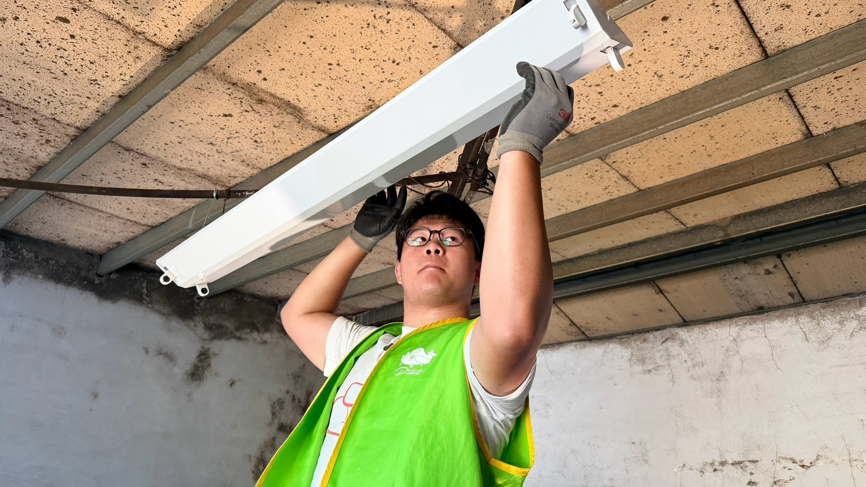  少年運用在培力園所學習的水電技能，為北海岸弱勢獨居長輩住家重新安裝日光燈。