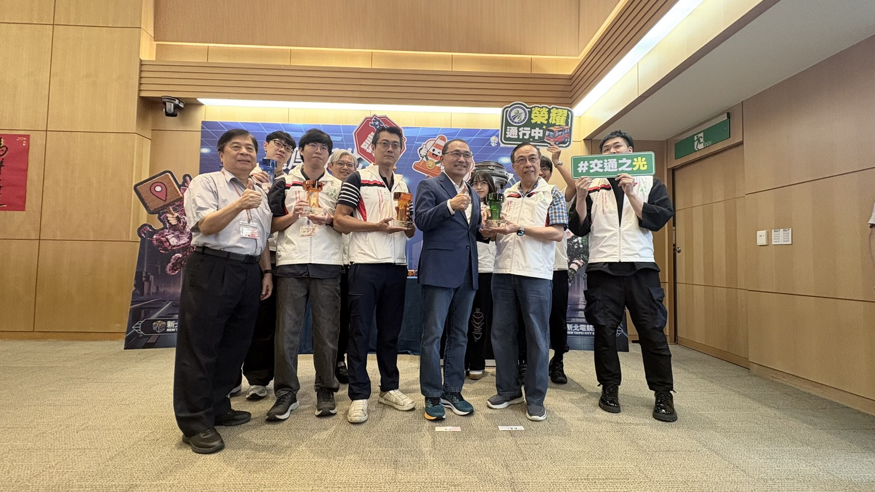 交通局副局長曾招雄率隊獻獎，與市長侯友宜及全體市民共享榮耀