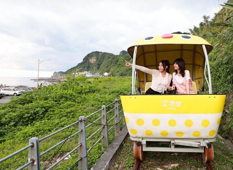 體驗深澳鐵道自行車，飽覽山海交織的海岸風光