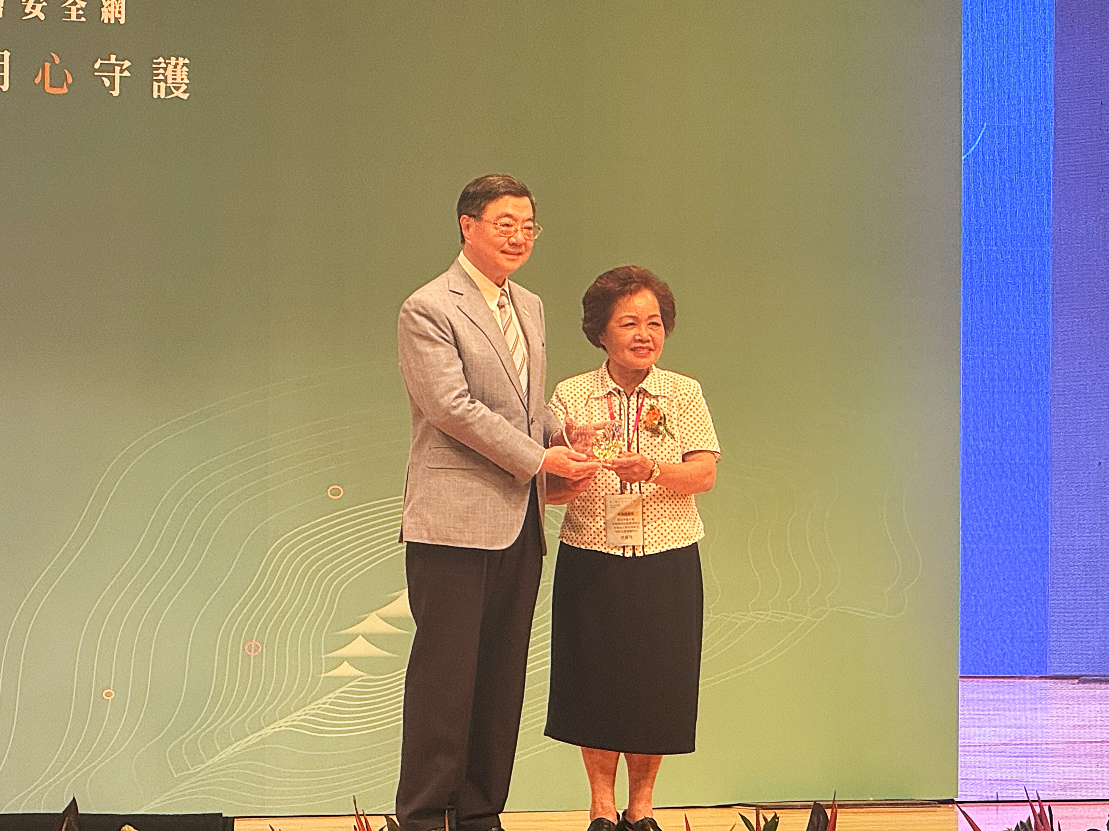  明新兒發中心承接新北第5區早資中心榮獲115 年強化社會安全網績優團體獎，行政院長卓榮泰頒獎給明新兒童發展中心主任許麗珠