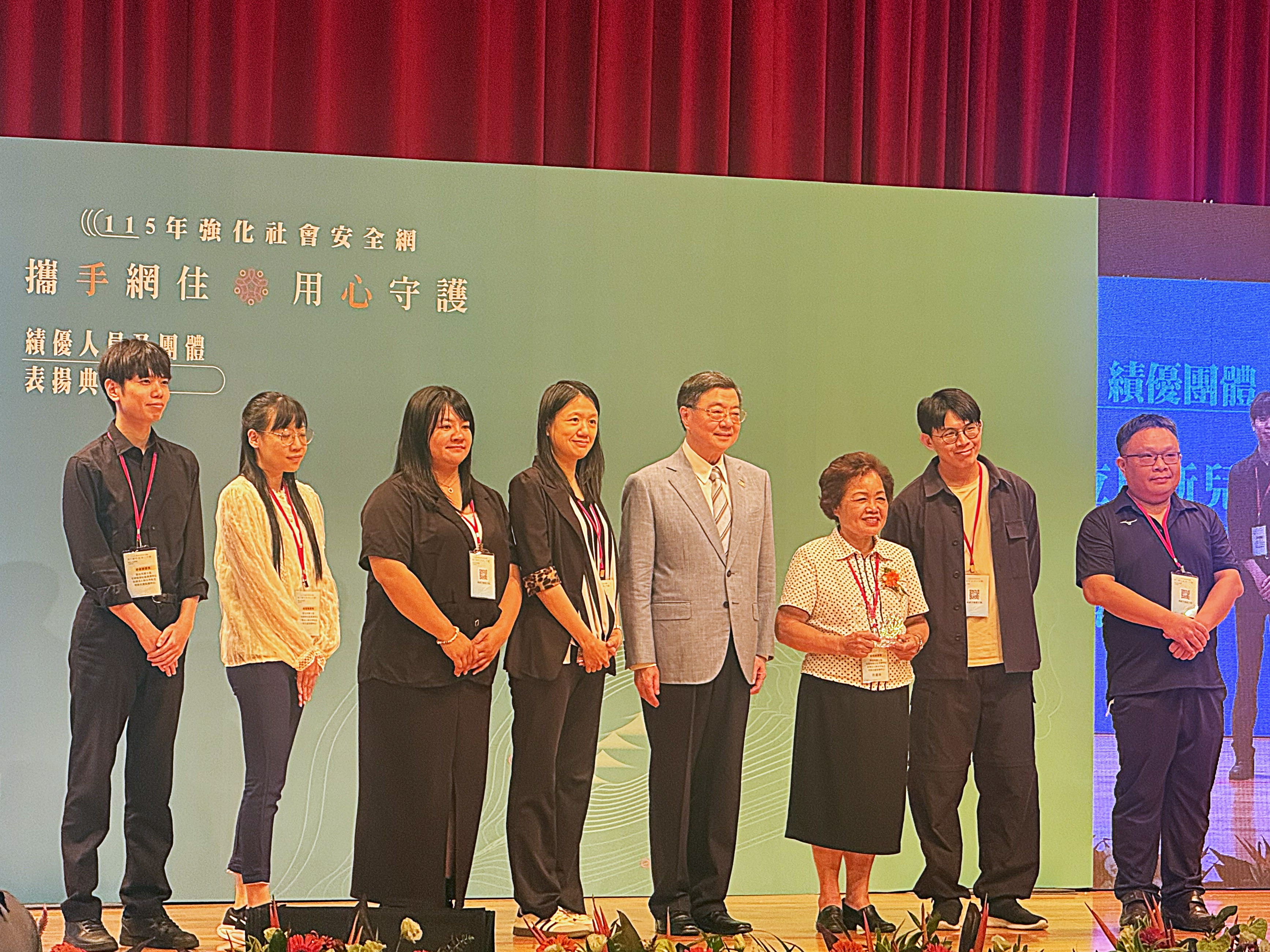  新北市第5區早資中心全體工作人員與行政院長卓榮泰合影