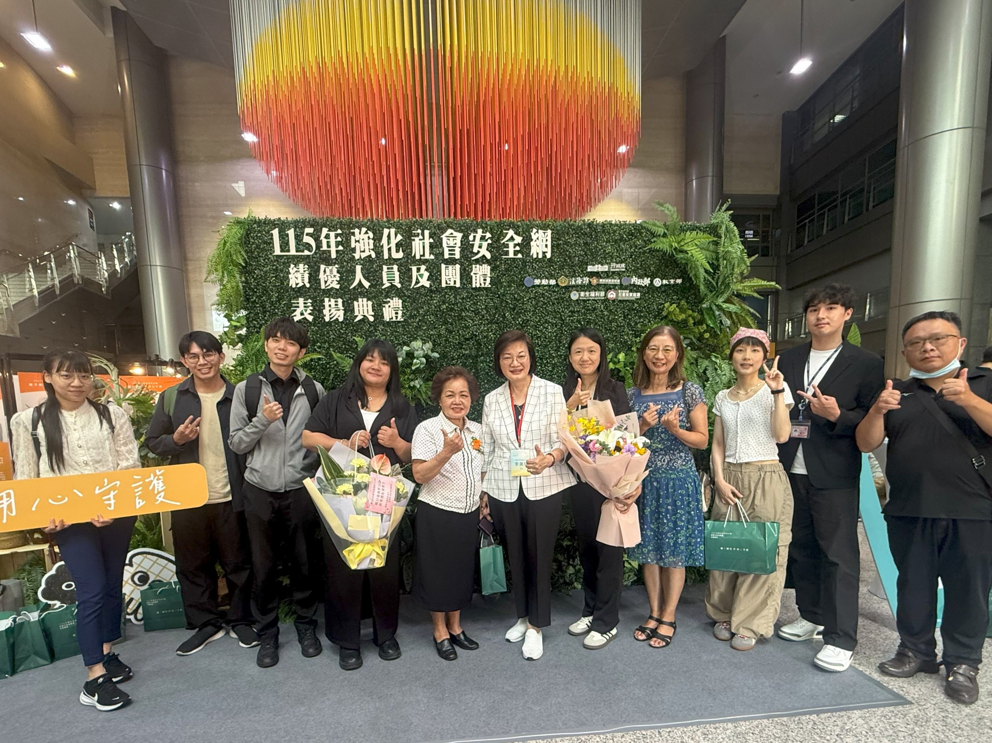  社會局長李美珍（中）到場祝賀第5區早資中心榮獲115 年強化社會安全網績優團體獎