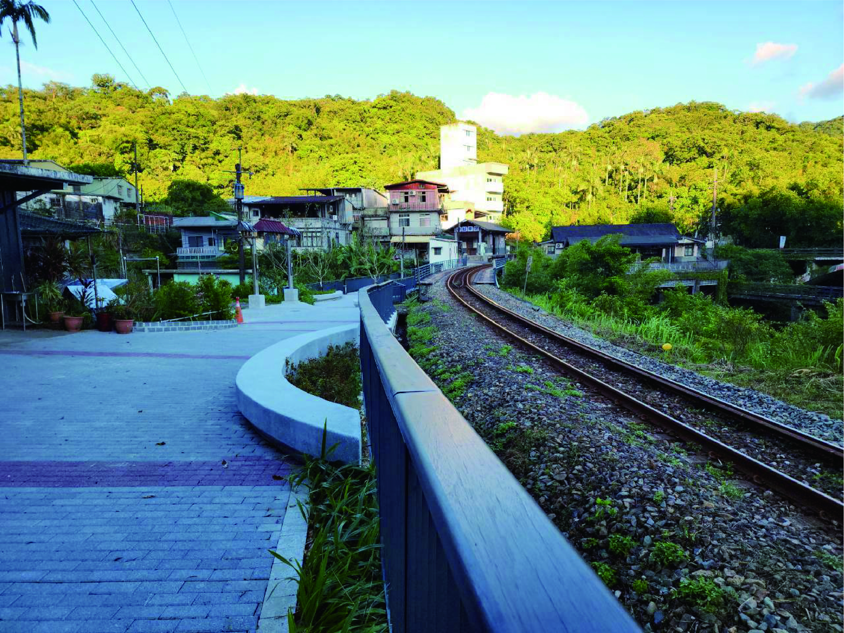 嶺腳廣場-順應鐵道曲率營造線性景觀、透水磚兼顧排水、人本、低維管