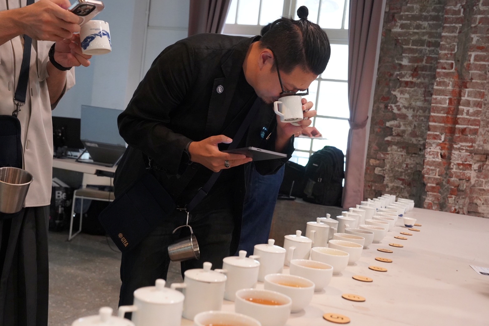 講茶學院湯家鴻老師是本屆賽事評審長，以最全面且嚴苛的精品茶評鑑視角，為參賽茶品的品質與風味評分