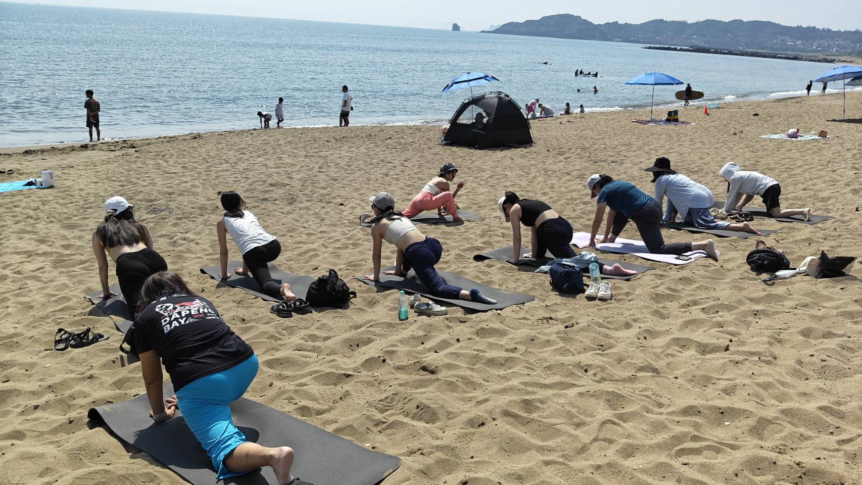 圖3-今年首度推出的「日初瑜珈」晨間體驗，邀請民眾在中角灣迎著晨曦與海風舒展身心，體驗不同以往的清晨海岸風景。