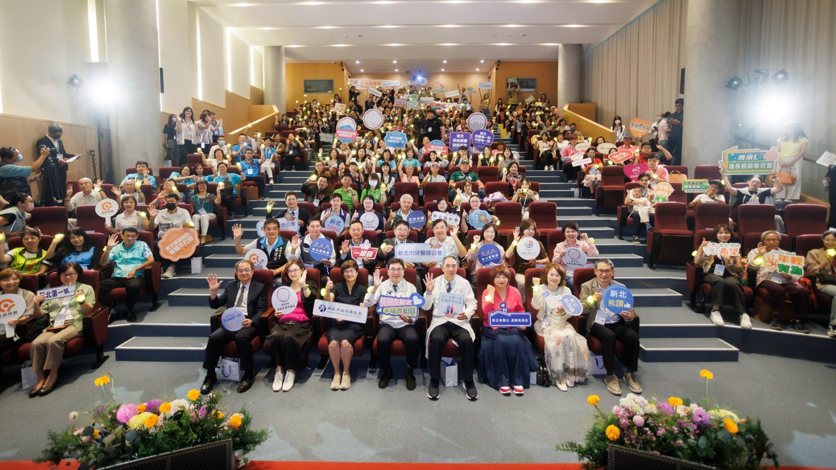 新北市第三屆「長照服務人員獎」表揚52組優秀長照人員及團隊。